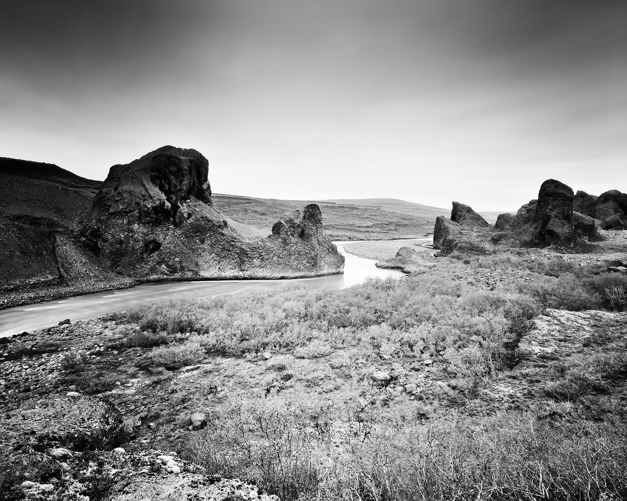 Gerald Berghammer, Ina Forstinger Black and White Photograph – Schwarz-Weiß-Kunstfotografie, Landschaft, Rivers, Island