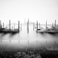 Free Space, Canal Grande Gondola, Venedig, minimalist black and white landscape