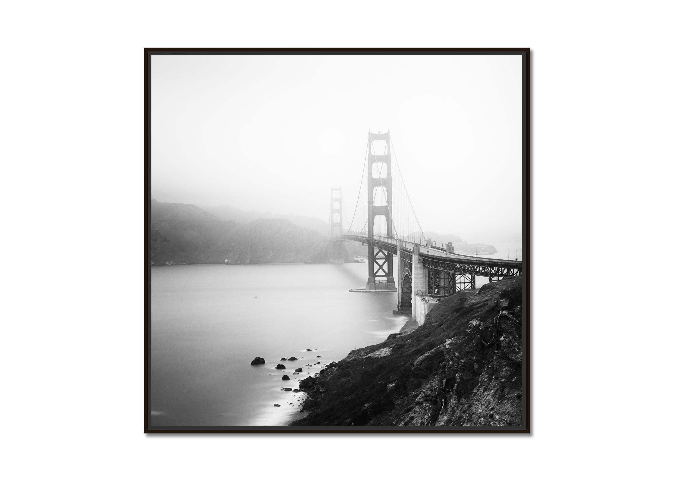 Golden Gate Bridge, San Francisco, Architektur, Schwarz-Weiß-Kunstdruck – Photograph von Gerald Berghammer, Ina Forstinger