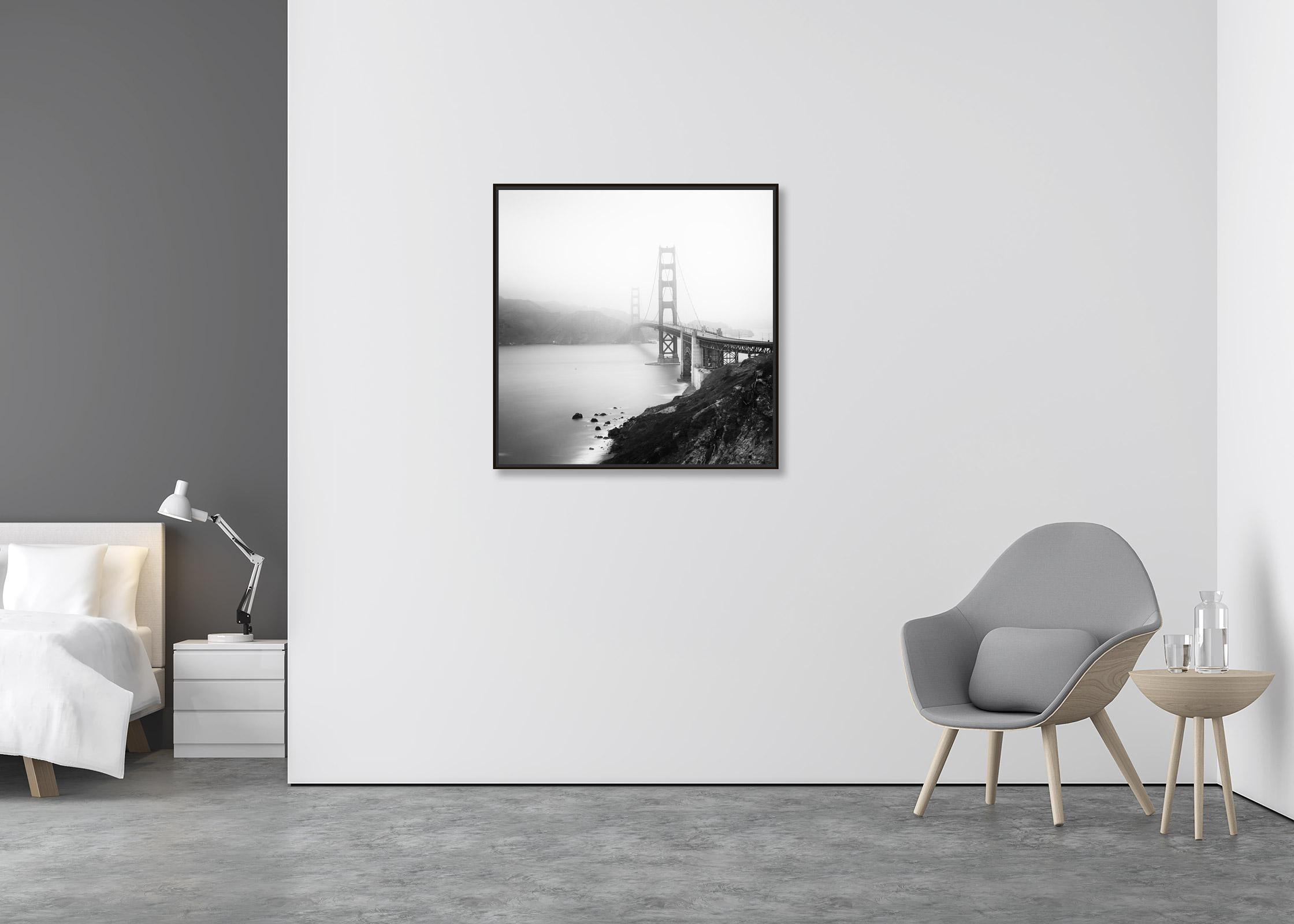 Golden Gate Bridge, San Francisco, Architektur, Schwarz-Weiß-Kunstdruck (Zeitgenössisch), Photograph, von Gerald Berghammer, Ina Forstinger