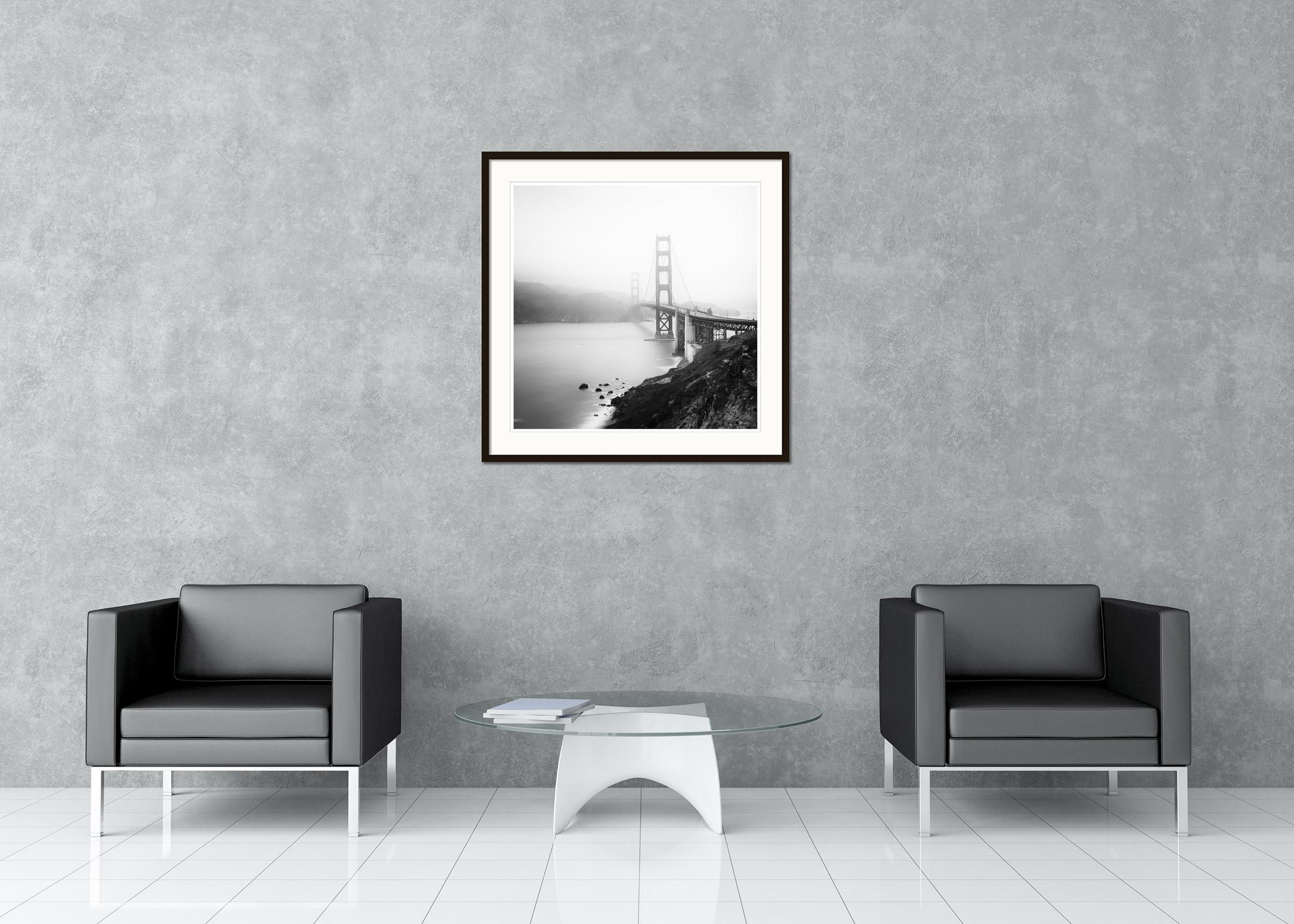 Schwarz-Weiß-Fotografie - Golden Gate Bridge, nebliger Morgen, Fort Point, San Francisco, USA. Pigmenttintendruck, Auflage 9, signiert, betitelt, datiert und nummeriert vom Künstler. Mit Echtheitszertifikat. Bedruckt mit einem 4 cm breiten weißen