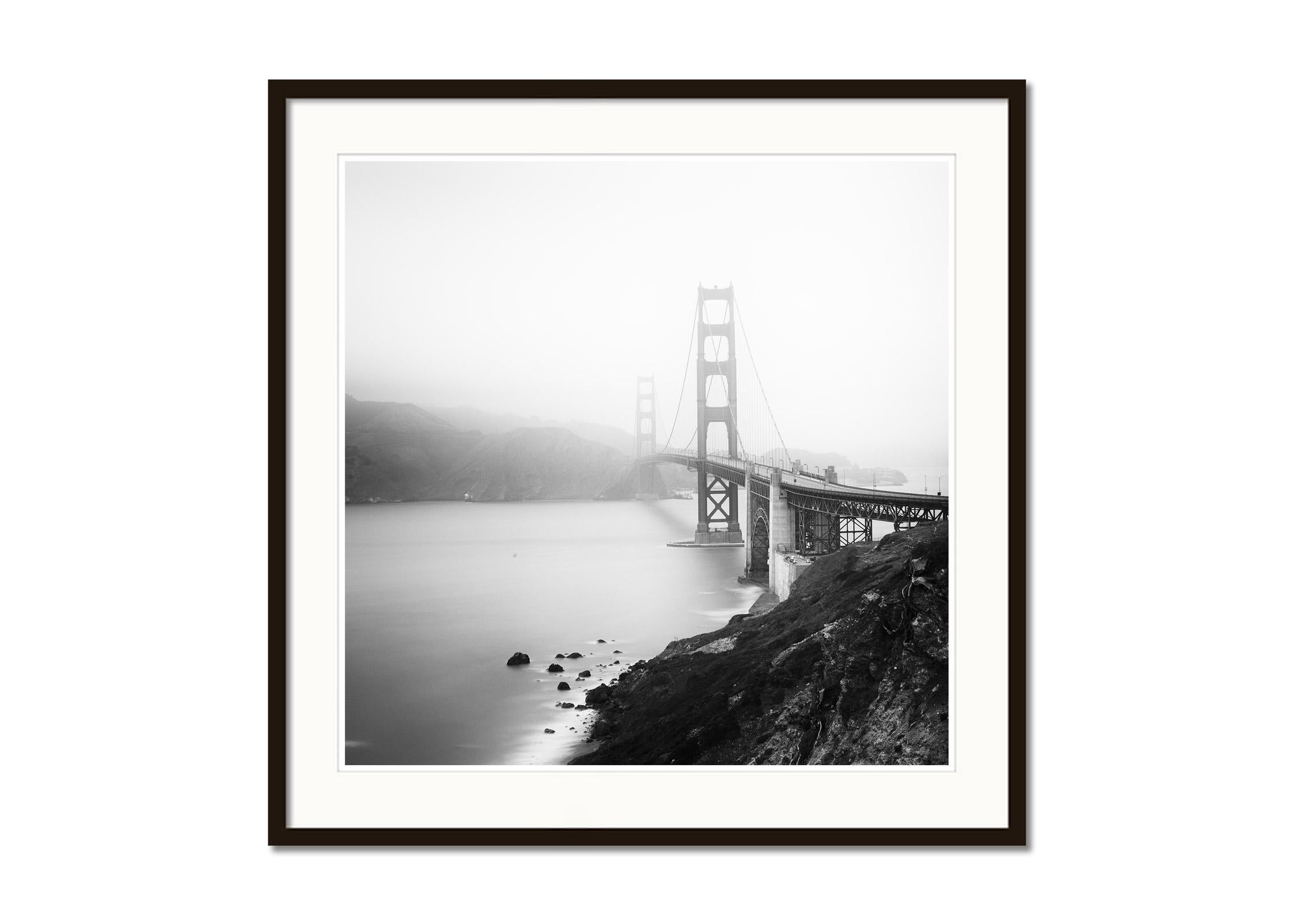 Golden Gate Bridge, San Francisco, Architektur, Schwarz-Weiß-Kunstdruck (Grau), Black and White Photograph, von Gerald Berghammer, Ina Forstinger