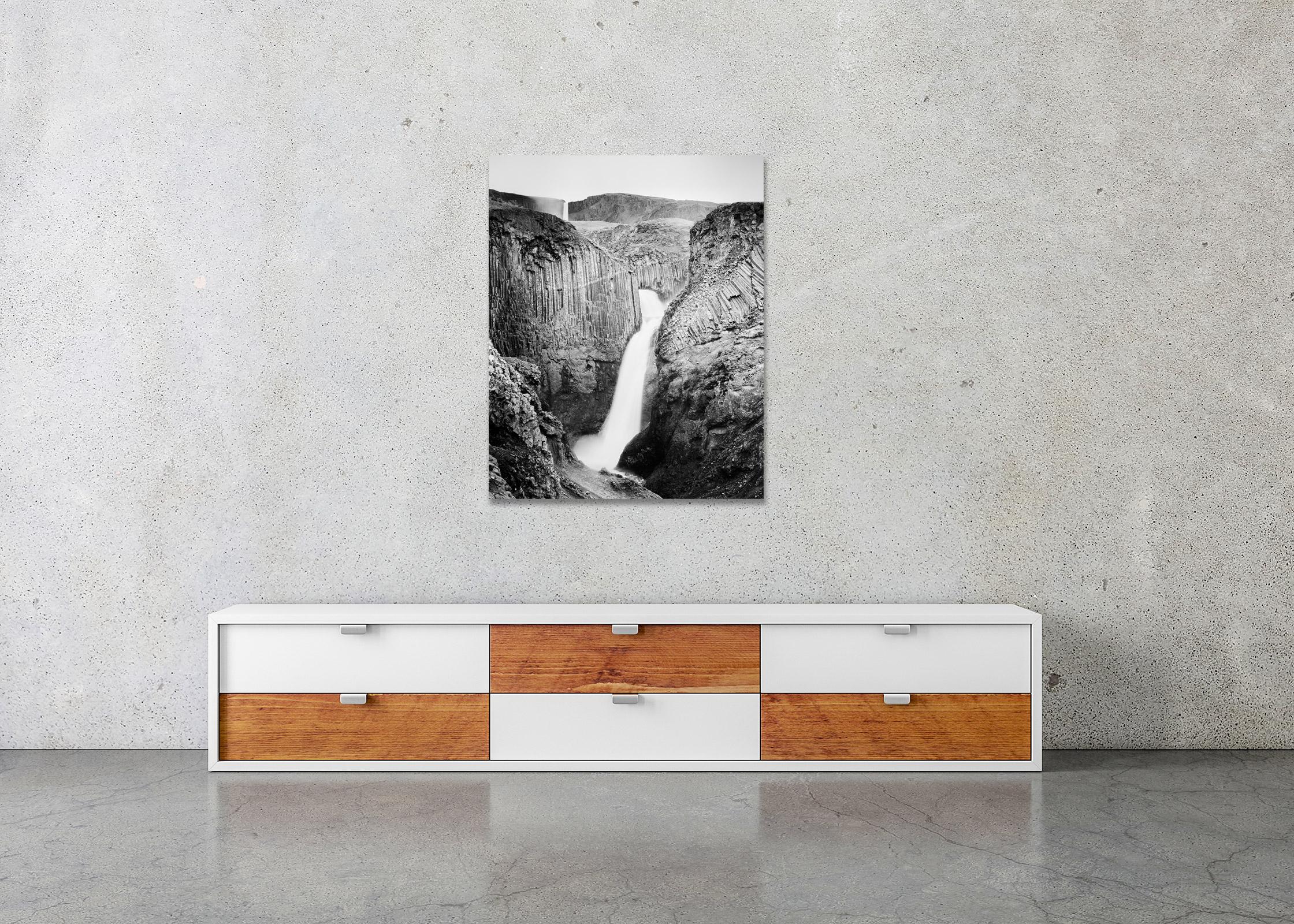 Hengifoss, Wasserfall, Island, Schwarz-Weiß-Fotografie, Landschaft im Angebot 2
