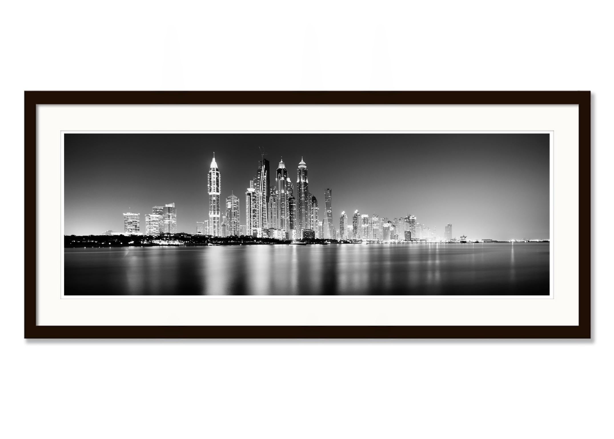 Marina Night Panorama, Dubai, Schwarz-Weiß-Kunstfotografie, Landschaft im Angebot 1