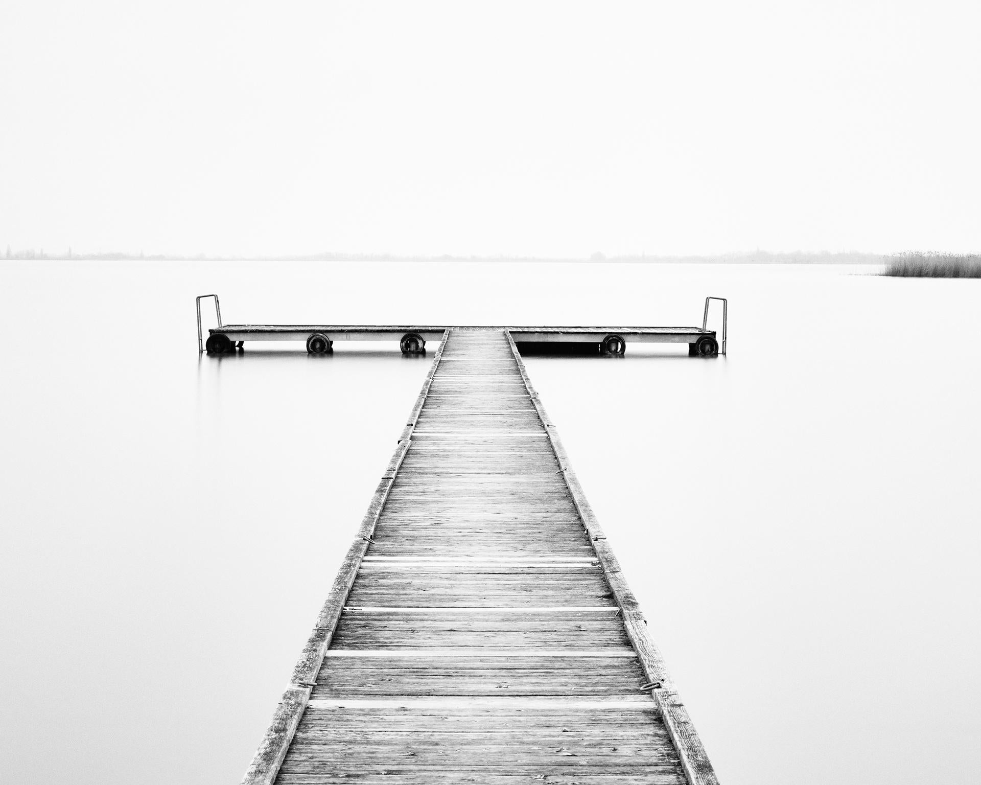 Wood Pier, Österreich, zeitgenössische schwarz-weiße Kunstfotografie Landschaft – Photograph von Gerald Berghammer, Ina Forstinger