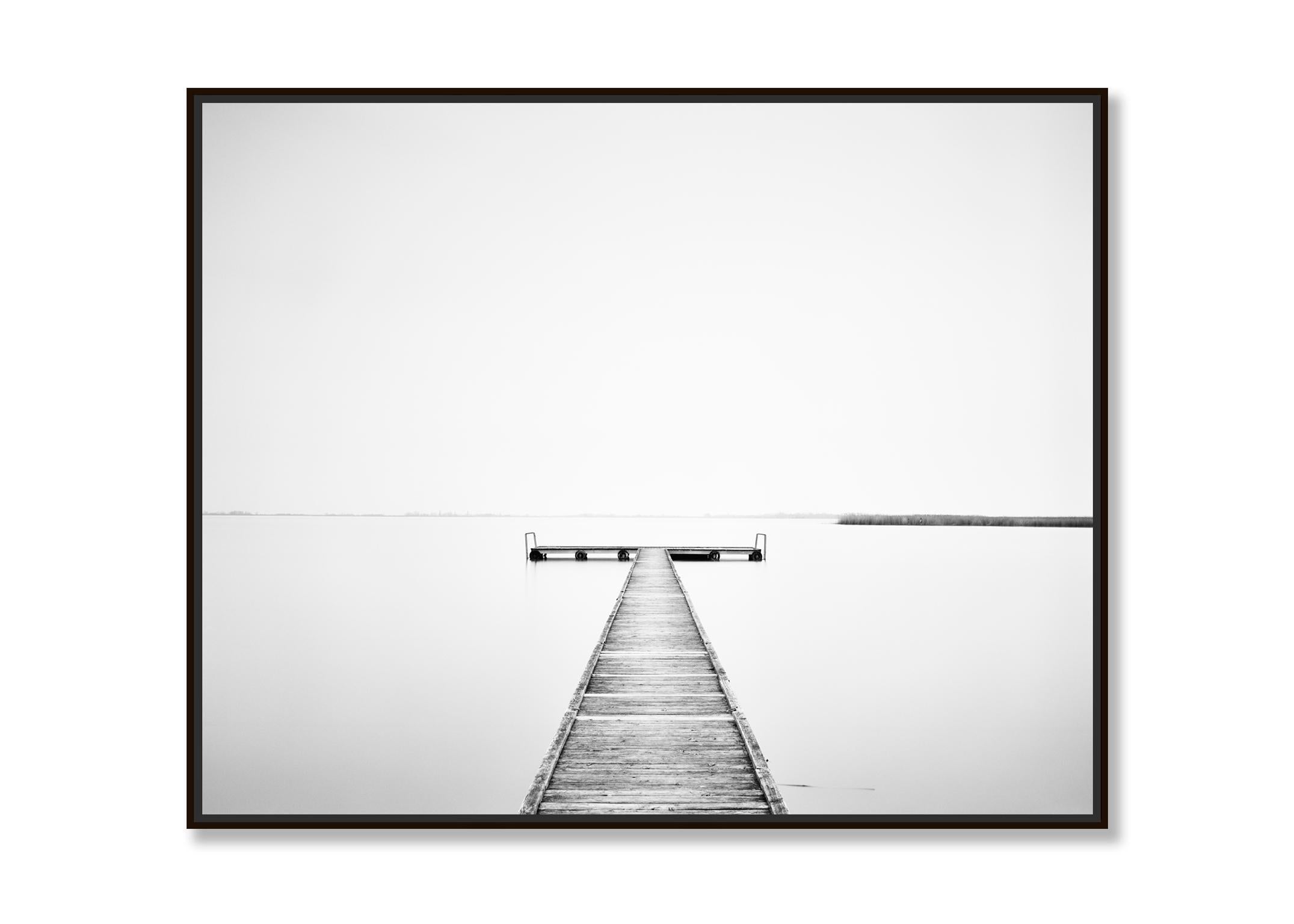 Wood Pier, Österreich, zeitgenössische schwarz-weiße Kunstfotografie Landschaft (Zeitgenössisch), Photograph, von Gerald Berghammer, Ina Forstinger
