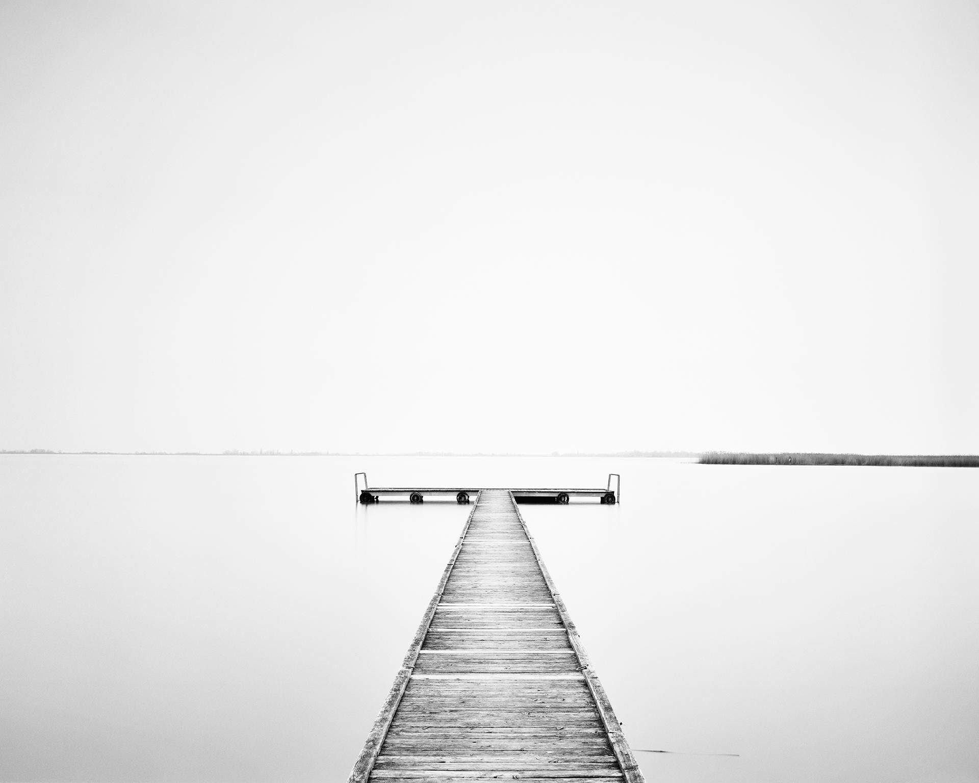 Wood Pier, Österreich, zeitgenössische schwarz-weiße Kunstfotografie Landschaft
