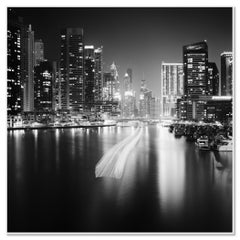 Stop and Go, Dubai Marina, Nacht, Schwarz-Weiß-Fotografie, Landschaftsdruck