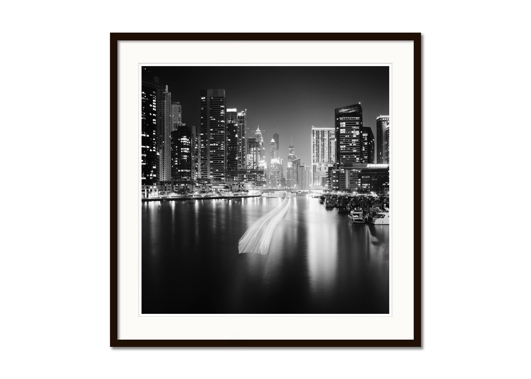 Schwarz-Weiß-Fotografie - Dubai Marina bei Nacht mit Wolkenkratzern, Yachten und Promenade, Langzeitbelichtung. Pigmenttintendruck, Auflage: 20 Stück. Signiert, betitelt, datiert und nummeriert vom Künstler. Mit Echtheitszertifikat. Bedruckt mit