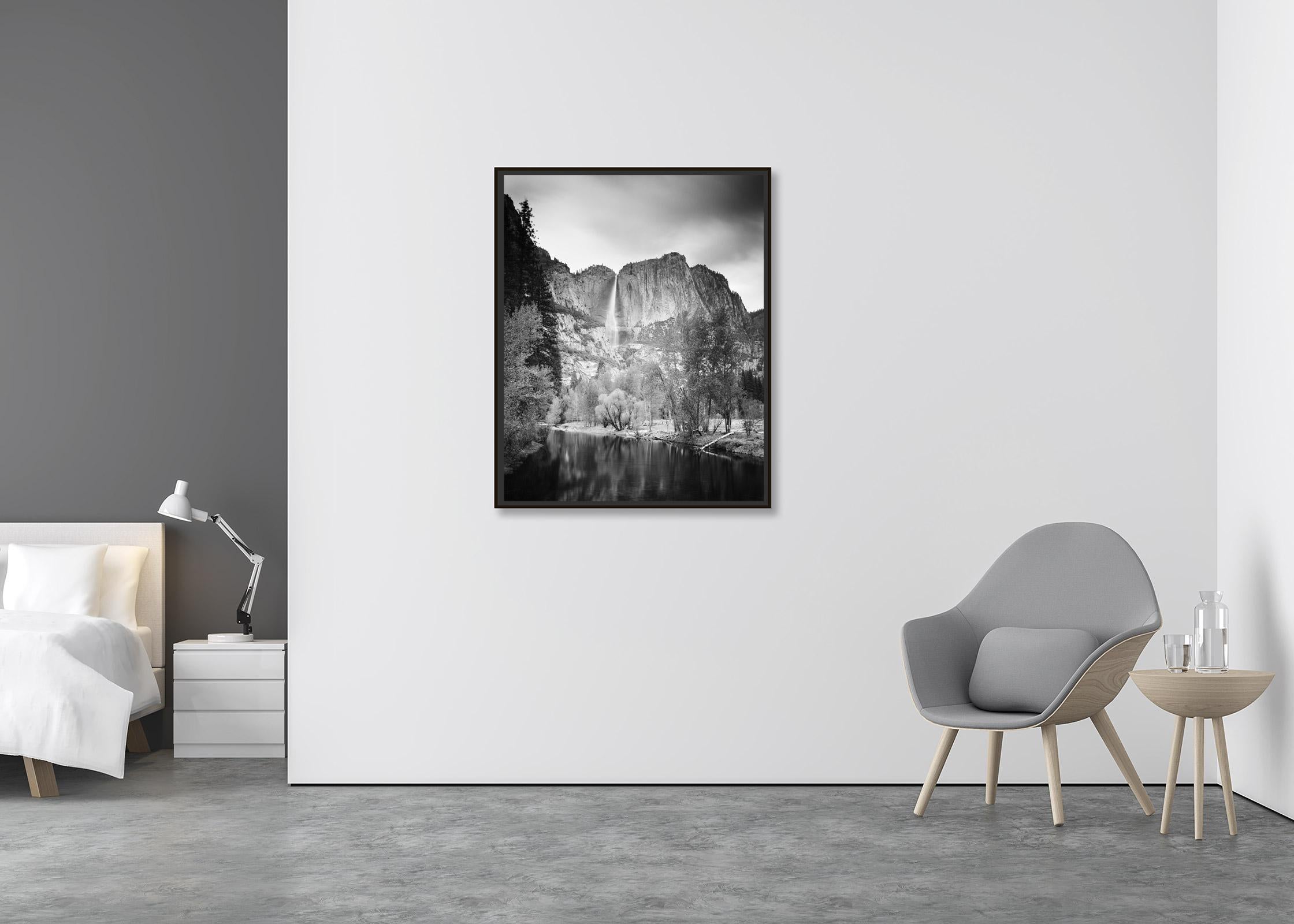 Upper Yosemite Falls, California, USA, Schwarz-Weiß-Fotografie, Landschaft (Zeitgenössisch), Photograph, von Gerald Berghammer, Ina Forstinger