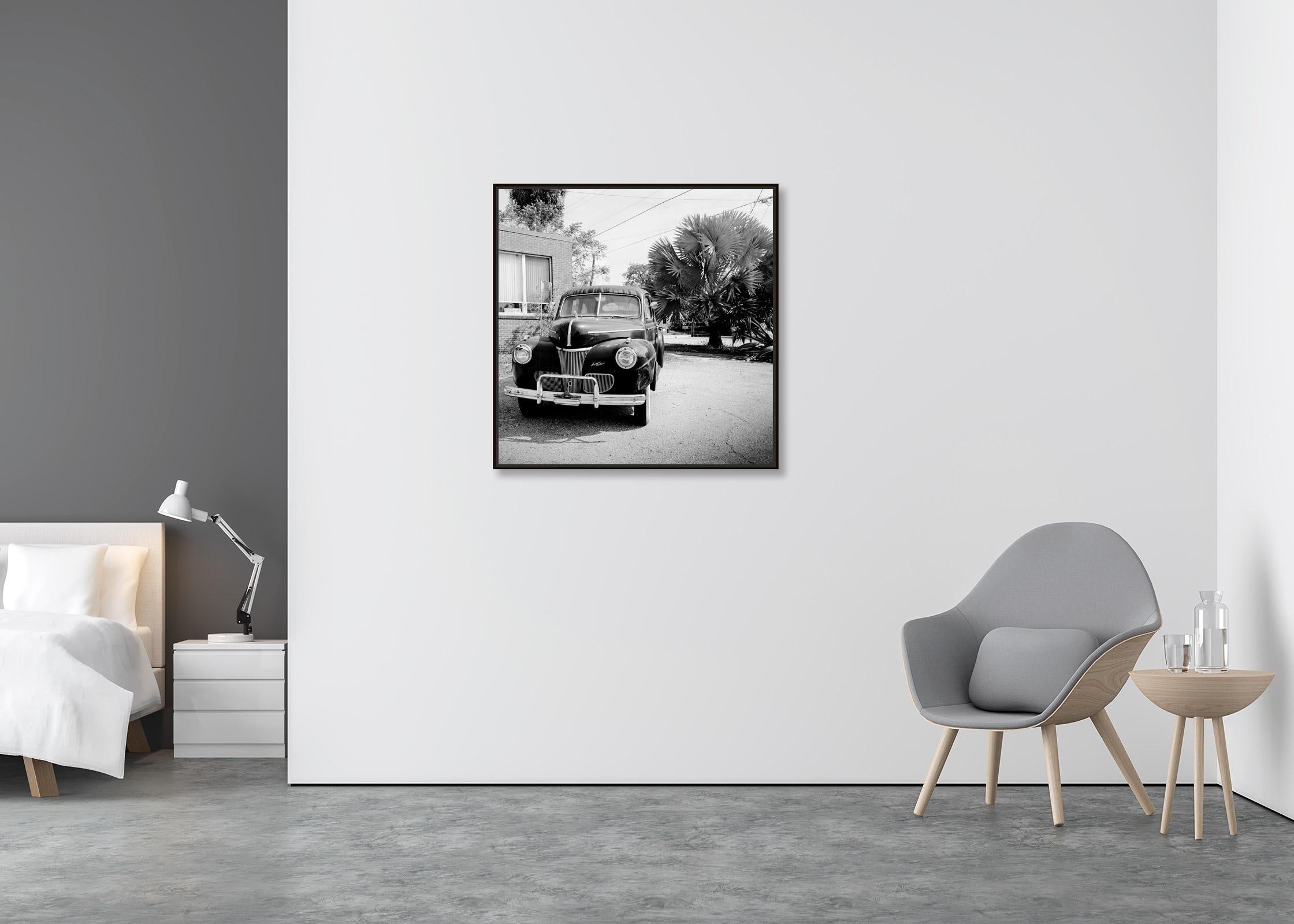 1941 Ford Super Deluxe Business Coupe, USA, schwarz-weiße Fotografie, Landschaft (Minimalistisch), Photograph, von Gerald Berghammer