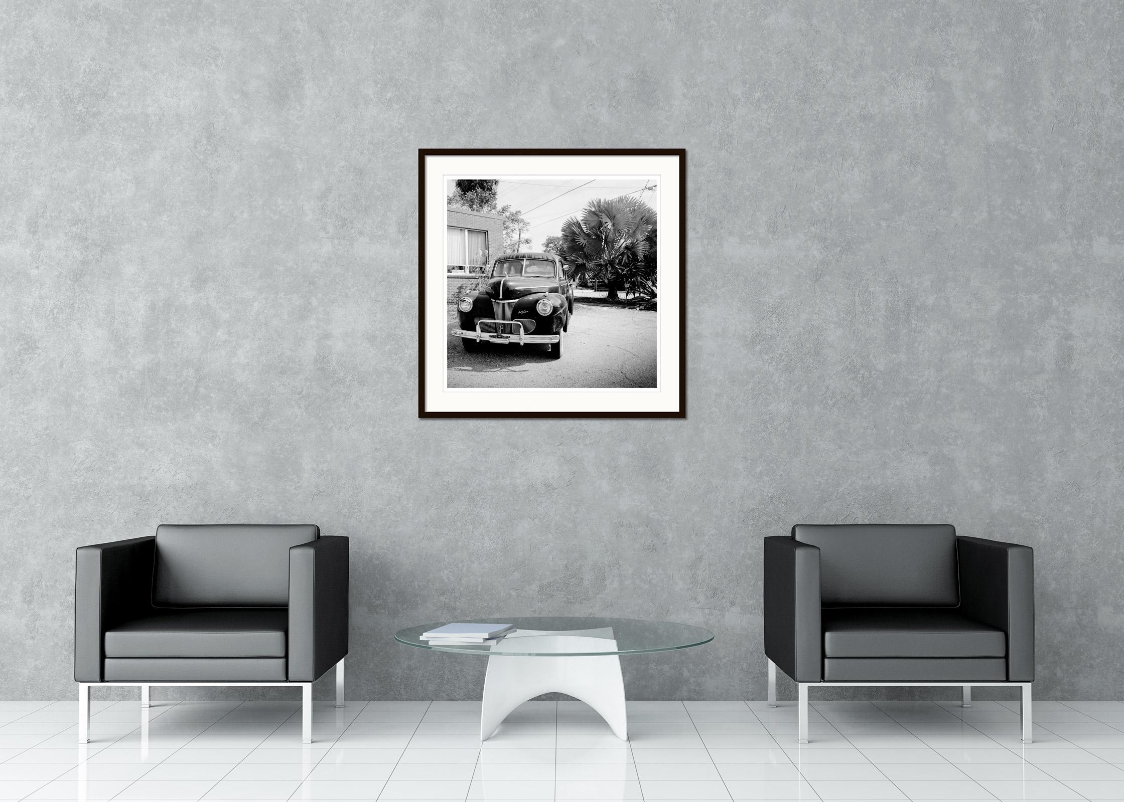Black and White Fine Art Photography for Sale - 1941 Ford Super Deluxe Business Coupe, Oldtimer, Oldtimer vor einem Haus mit Palmen. Pigmenttintendruck, Auflage 9, signiert, betitelt, datiert und nummeriert vom Künstler. Mit Echtheitszertifikat.