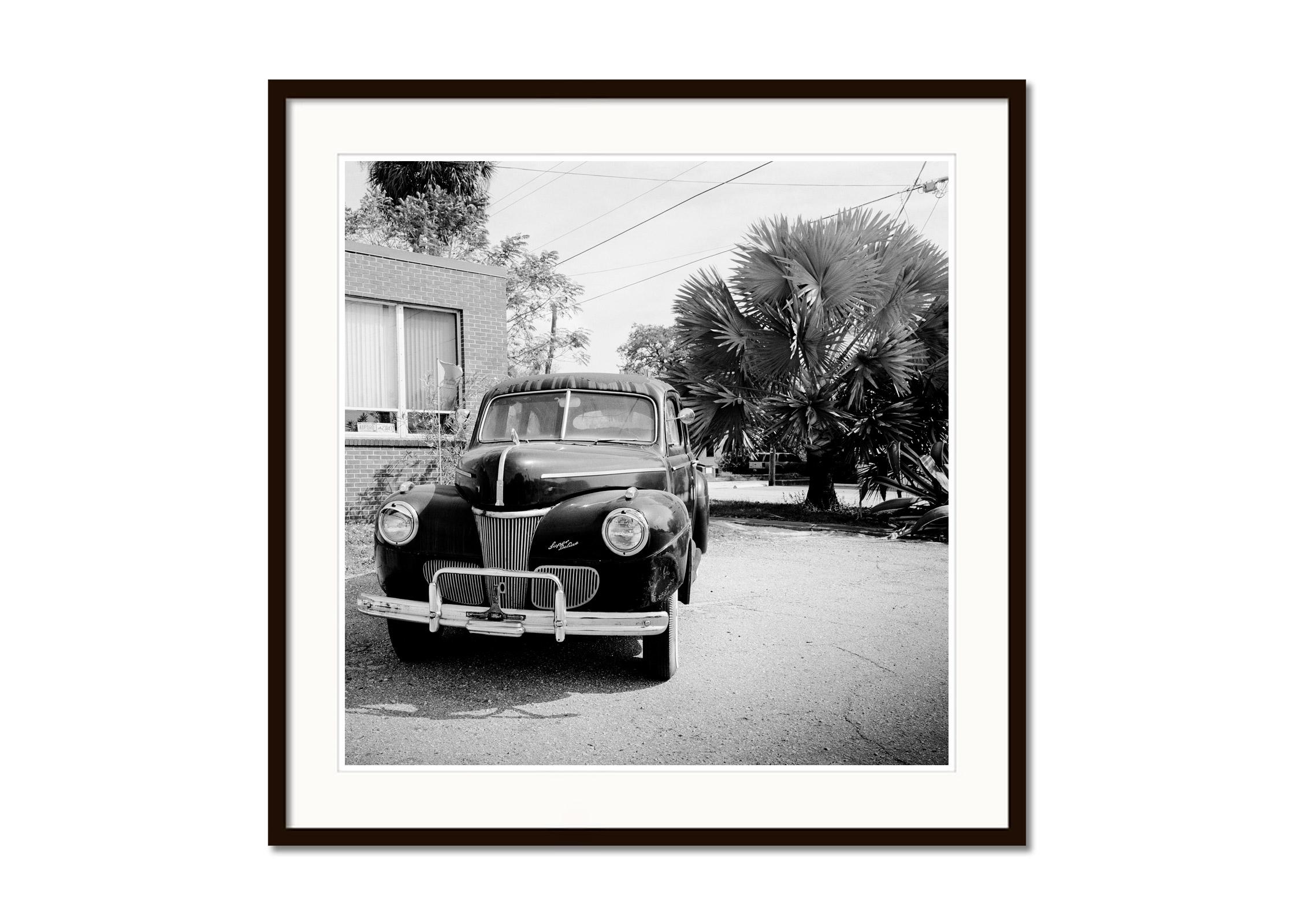 1941 Ford Super Deluxe Business Coupe, USA, schwarz-weiße Fotografie, Landschaft (Grau), Black and White Photograph, von Gerald Berghammer