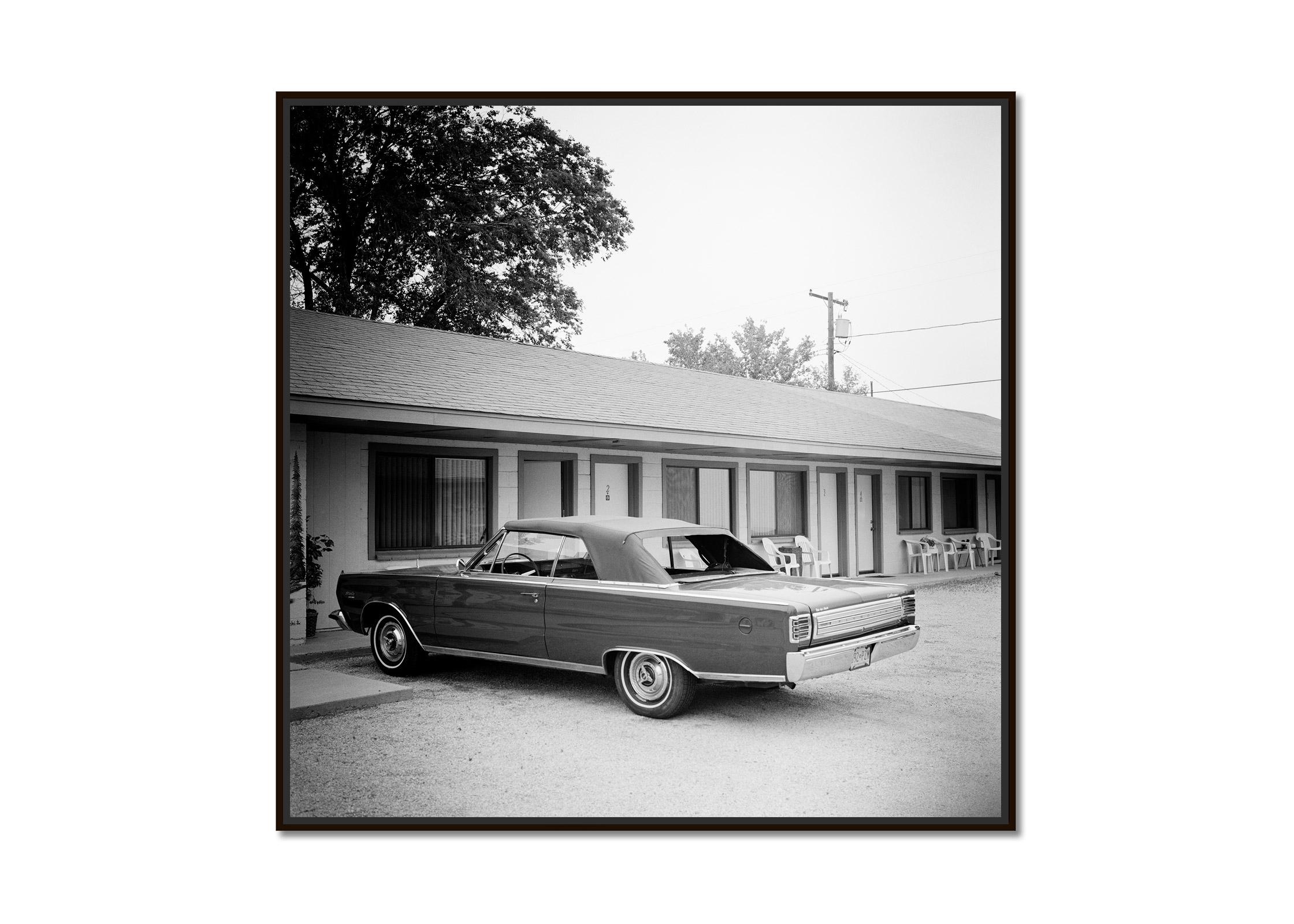 1967 Plymouth, Oldtimer, Route 66, USA, Schwarz-Weiß-Kunst-Landschaftsfotografie – Photograph von Gerald Berghammer