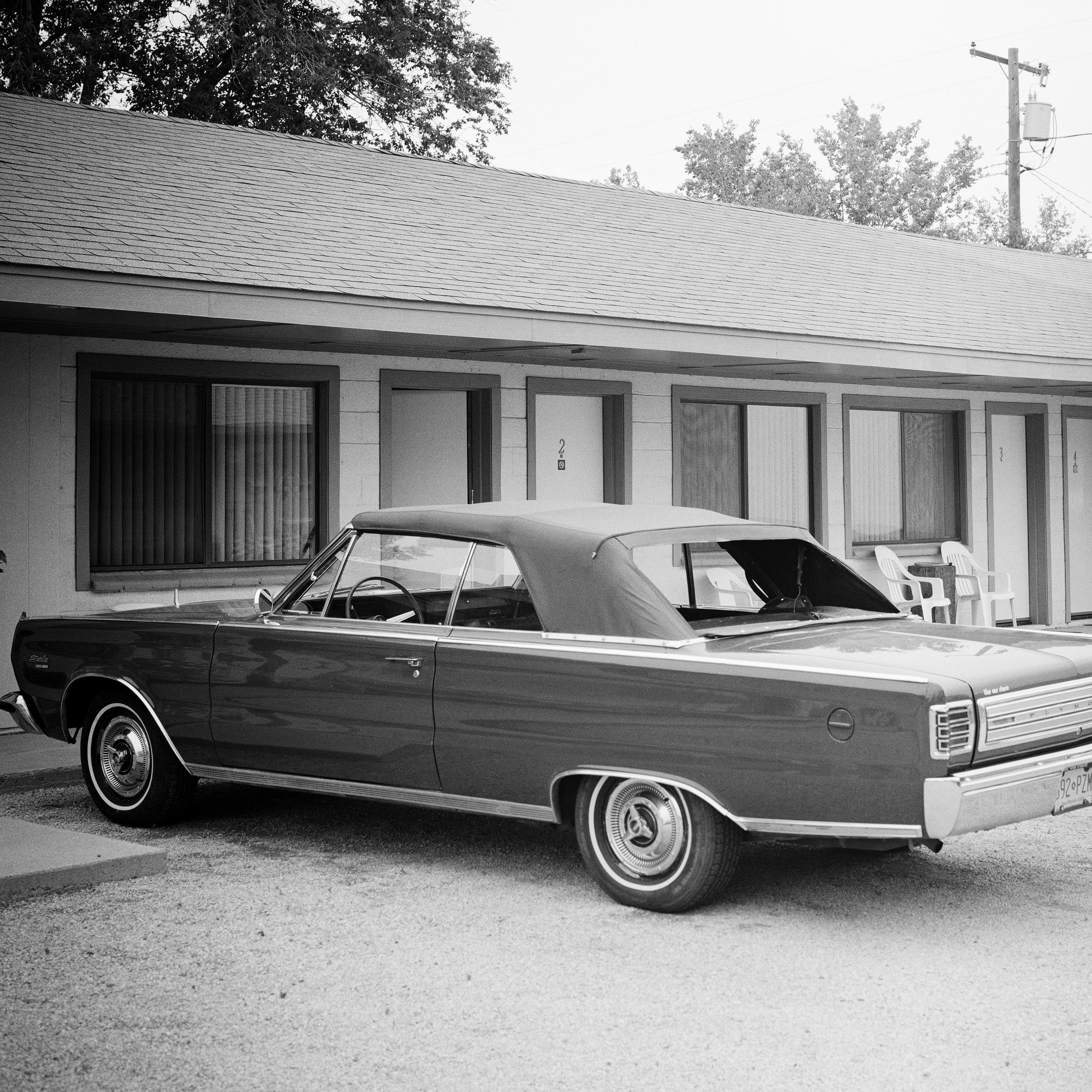 1967 Plymouth, Oldtimer, Route 66, USA, Schwarz-Weiß-Kunst-Landschaftsfotografie im Angebot 3