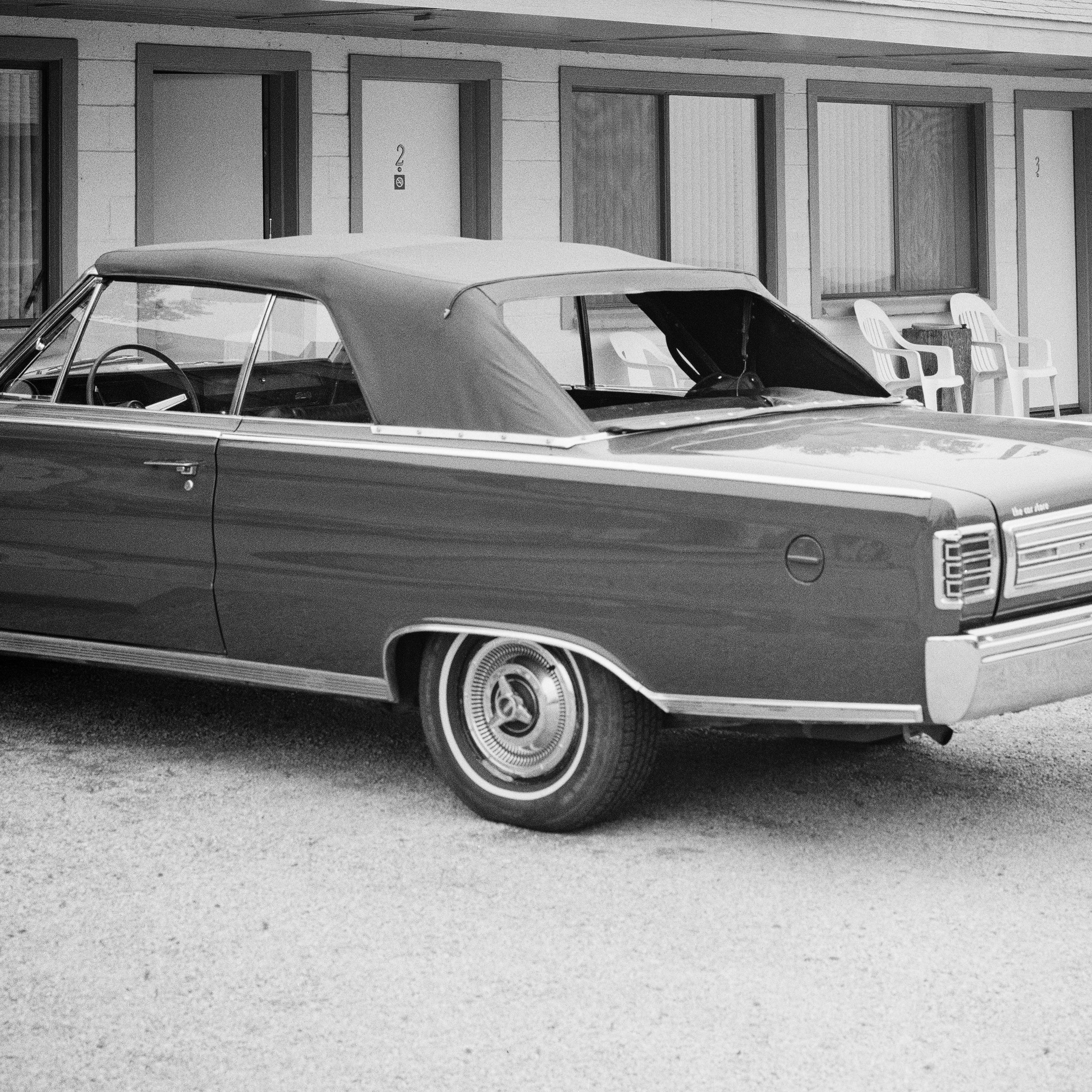 1967 Plymouth, Oldtimer, Route 66, USA, black white art landscape photography For Sale 4