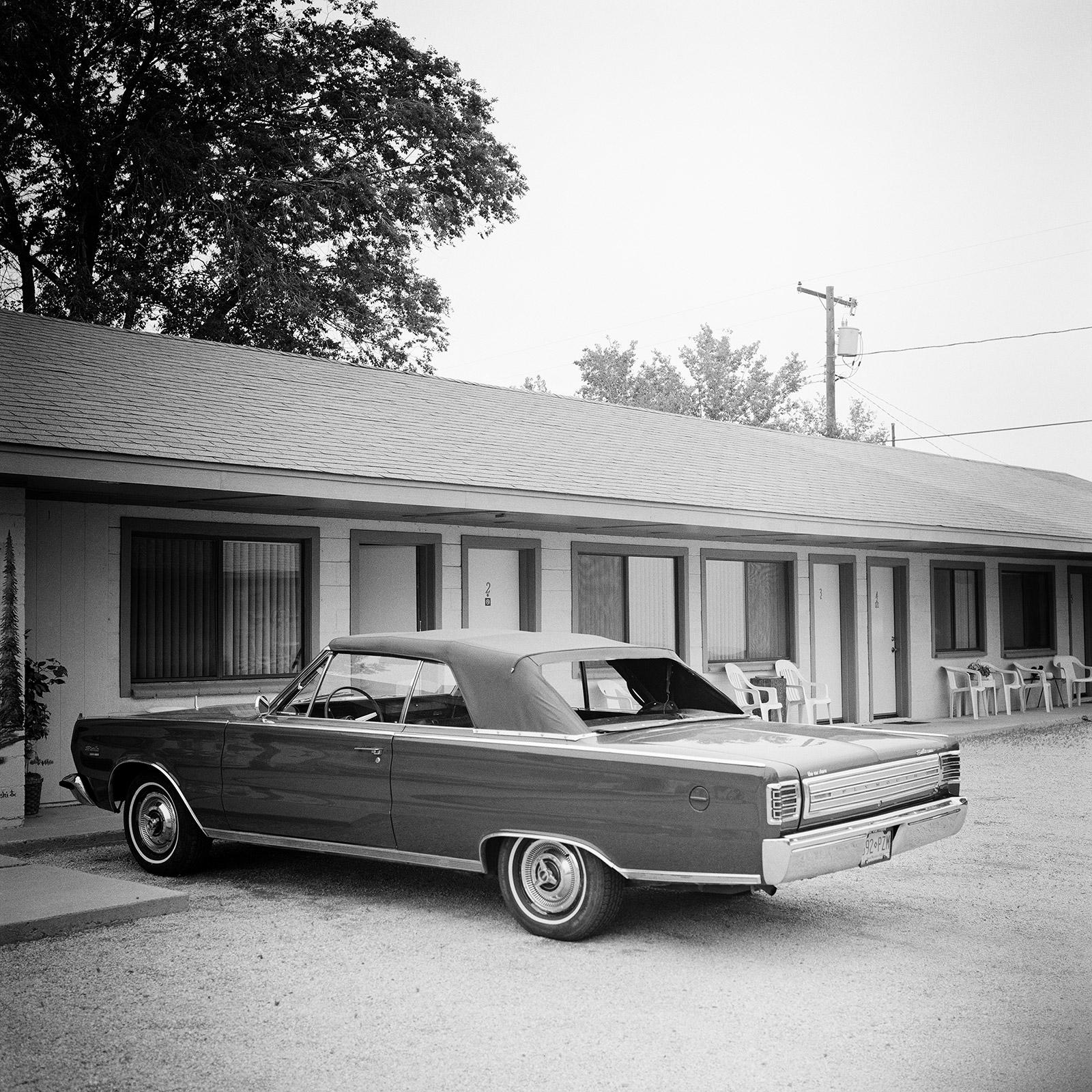 1967 Plymouth, Oldtimer, Route 66, USA, Schwarz-Weiß-Kunst-Landschaftsfotografie