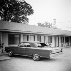 1967 Plymouth, Oldtimer, Route 66, USA, Schwarz-Weiß-Kunst-Landschaftsfotografie