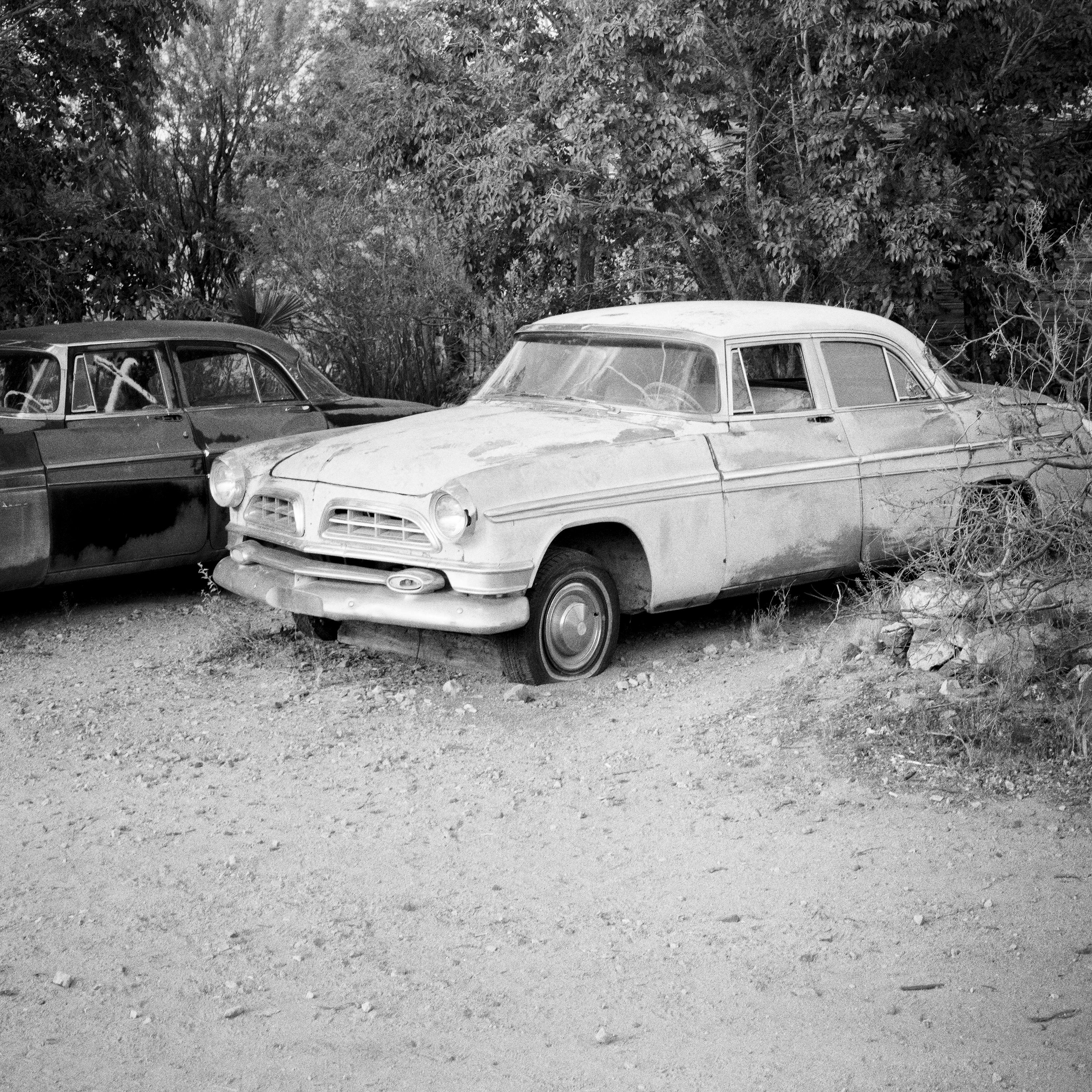 Abandoned Cars, Schrottplatz, Kalifornien, USA, Schwarz-Weiß-Landschaftsfotografie im Angebot 5