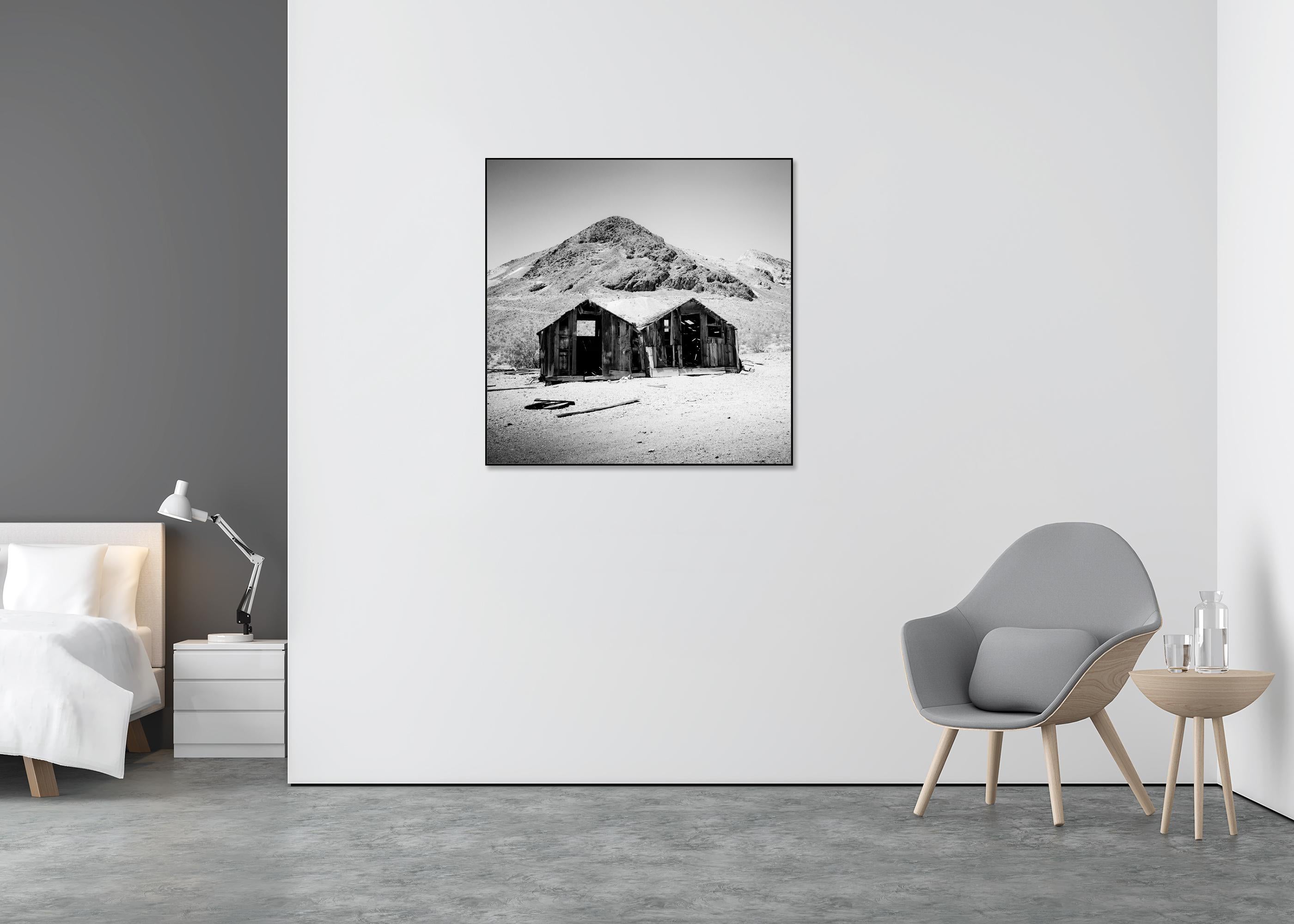 Abandonada, Casa, Desierto, Arizona, EEUU, blanco y negro, paisaje, fotografía - Landscape Photograph Gris de Gerald Berghammer