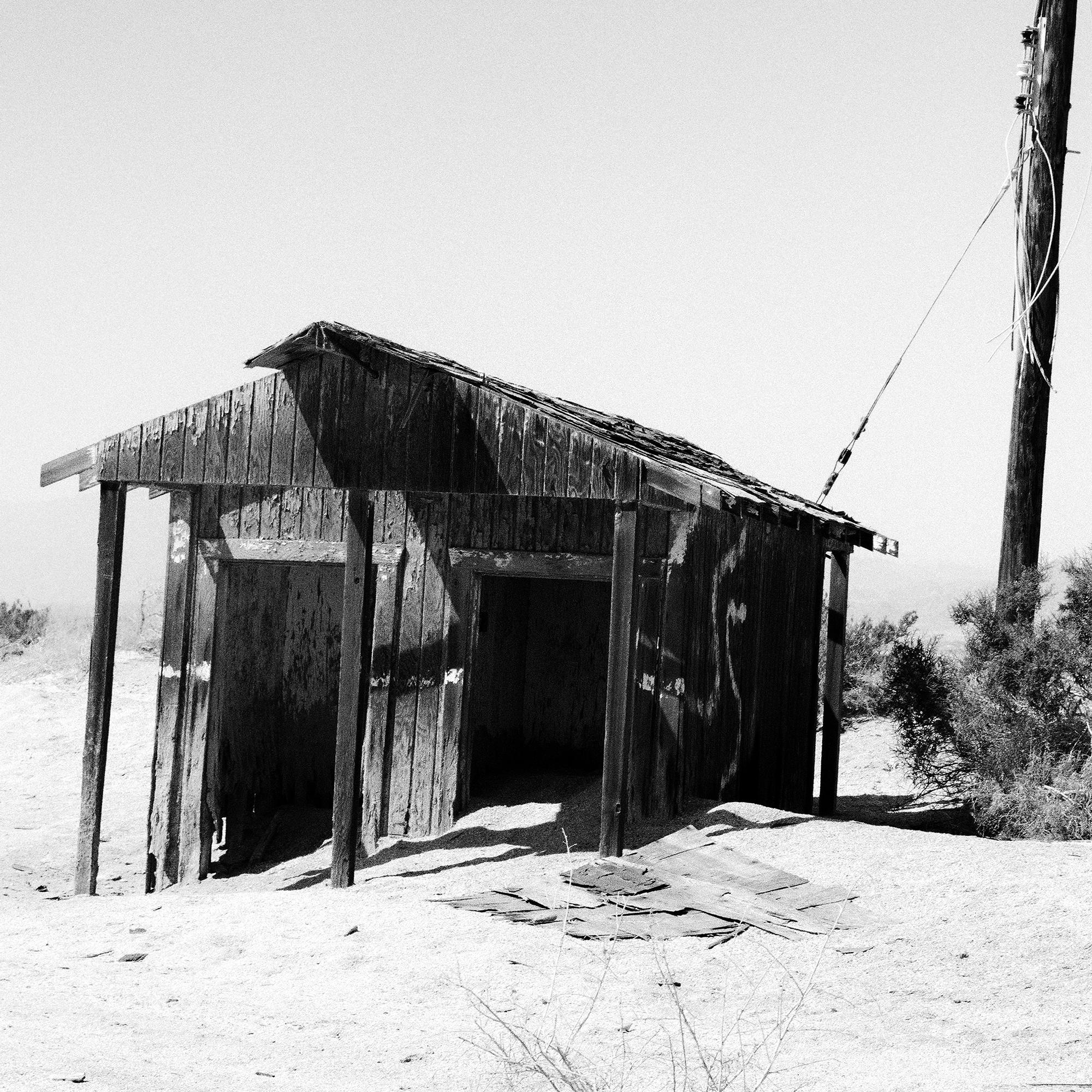 Abandoned Hut, Wüste, Kalifornien, USA, Schwarz-Weiß-Fotografie, Landschaft im Angebot 5