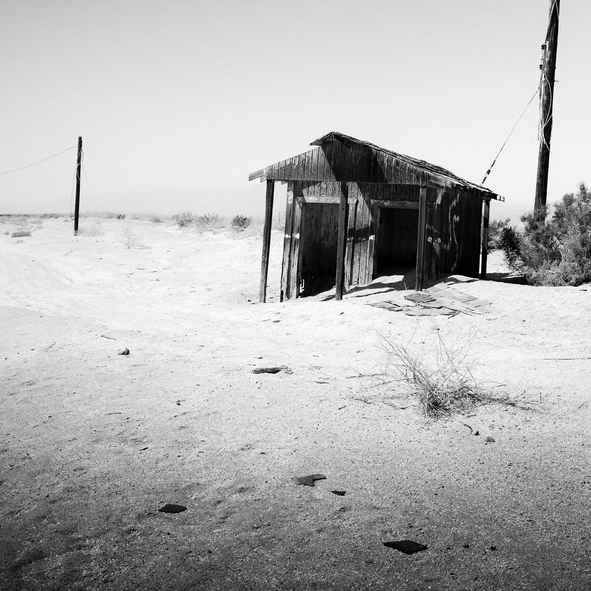 Abandoned Hut, Wüste, Kalifornien, USA, Schwarz-Weiß-Fotografie, Landschaft im Angebot 3