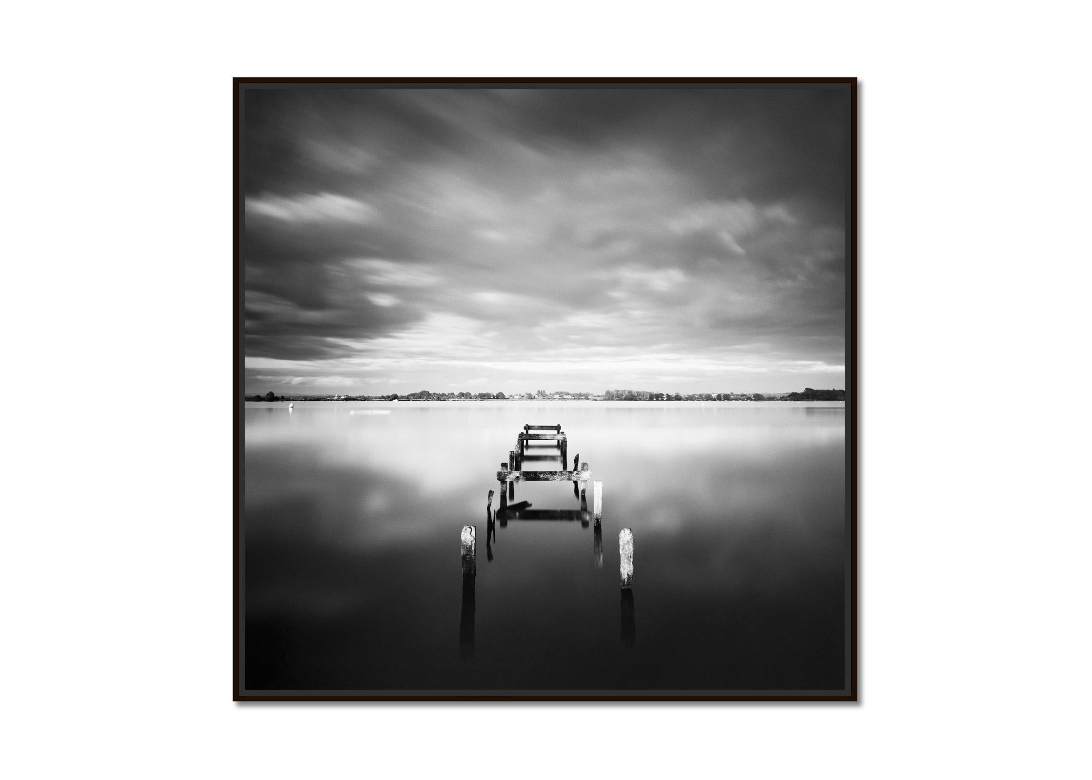 Abandoned Pier, Nacht, Irland, Schwarz-Weiß-Fotografie, Landschaft, Meereslandschaft – Photograph von Gerald Berghammer