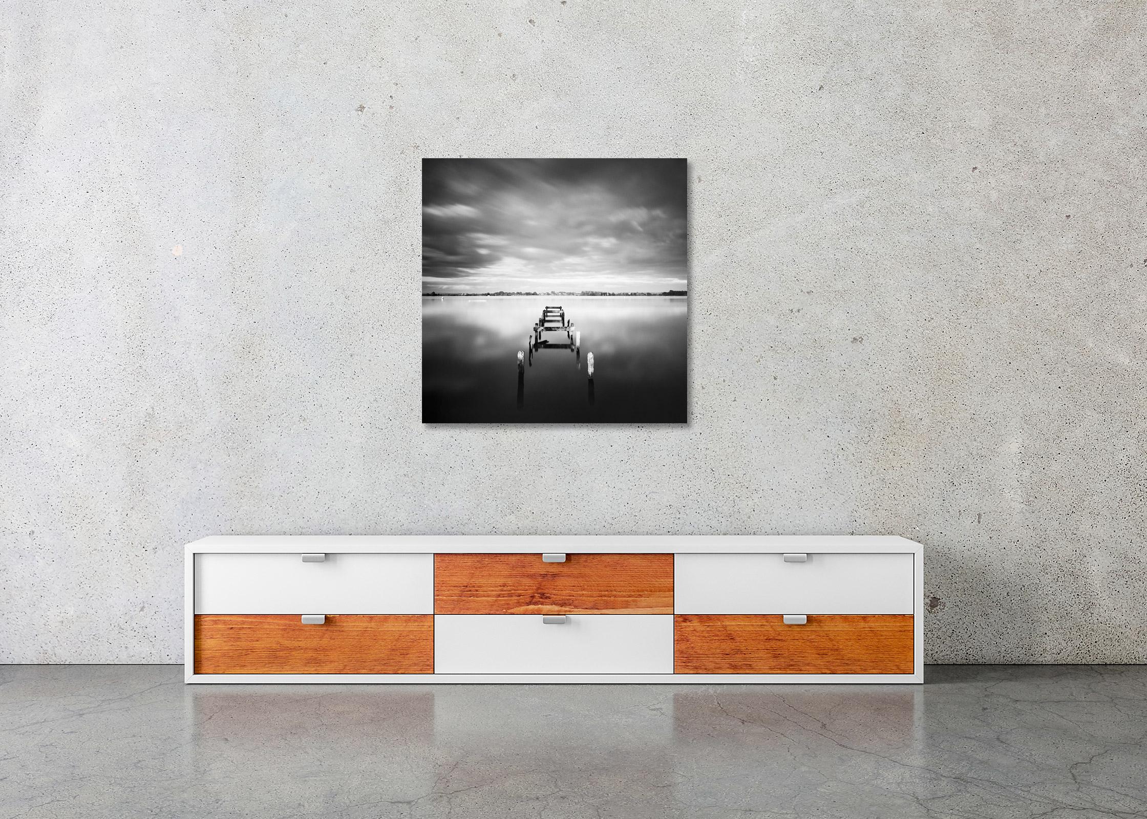 Abandoned Pier, Nacht, Irland, Schwarz-Weiß-Fotografie, Landschaft, Meereslandschaft im Angebot 3