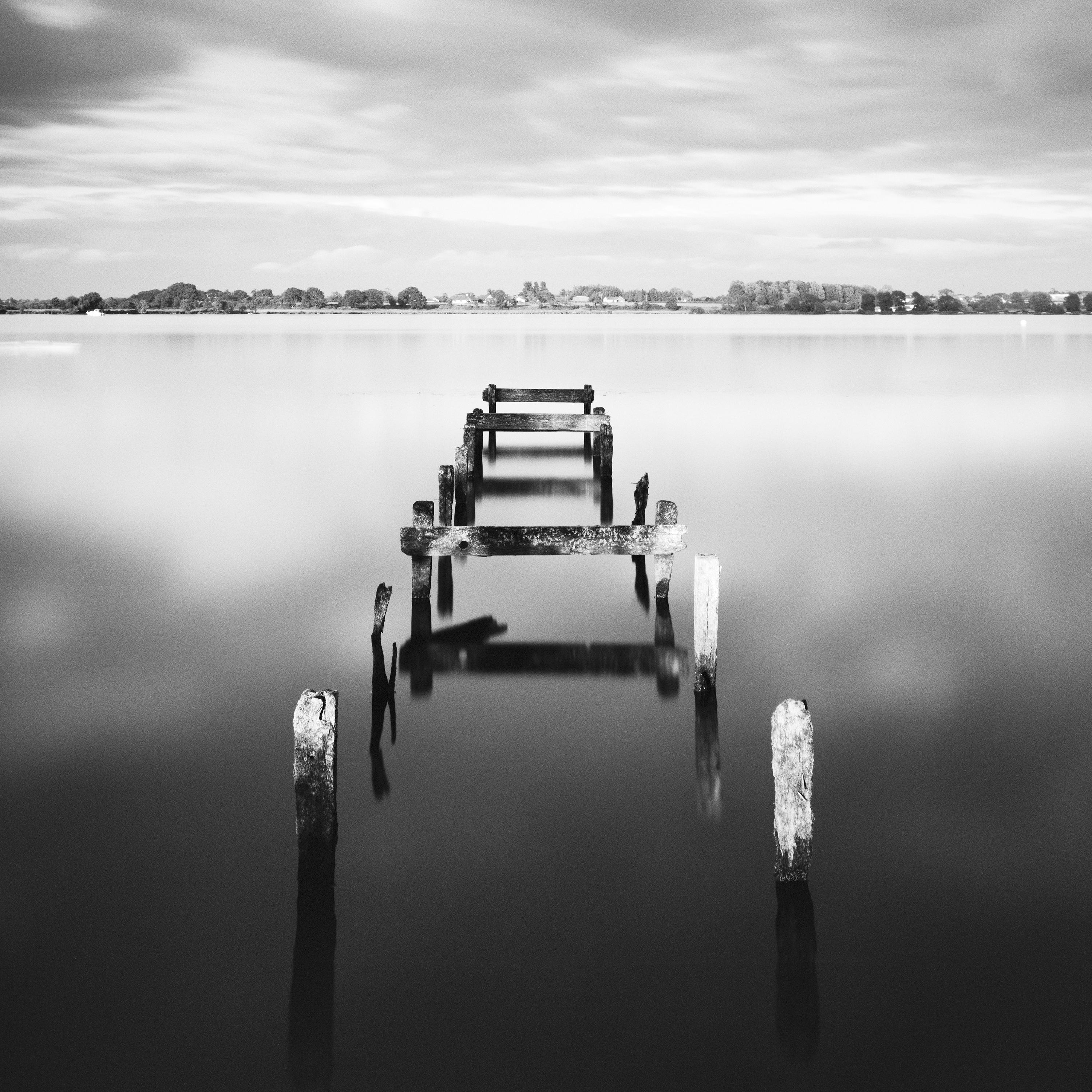 Abandoned Pier, Nacht, Irland, Schwarz-Weiß-Fotografie, Landschaft, Meereslandschaft im Angebot 4