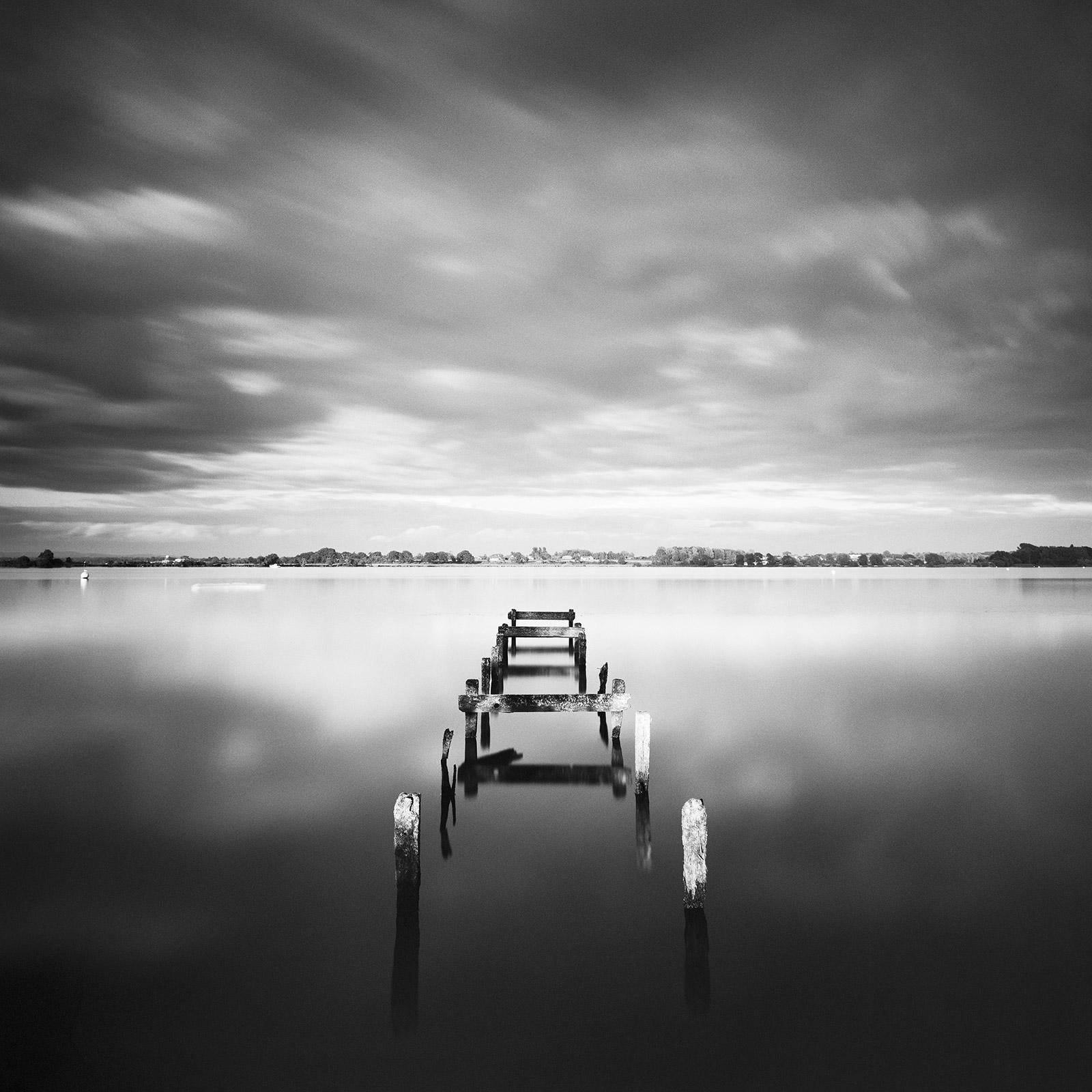 Gerald Berghammer Landscape Photograph – Abandoned Pier, Nacht, Irland, Schwarz-Weiß-Fotografie, Landschaft, Meereslandschaft