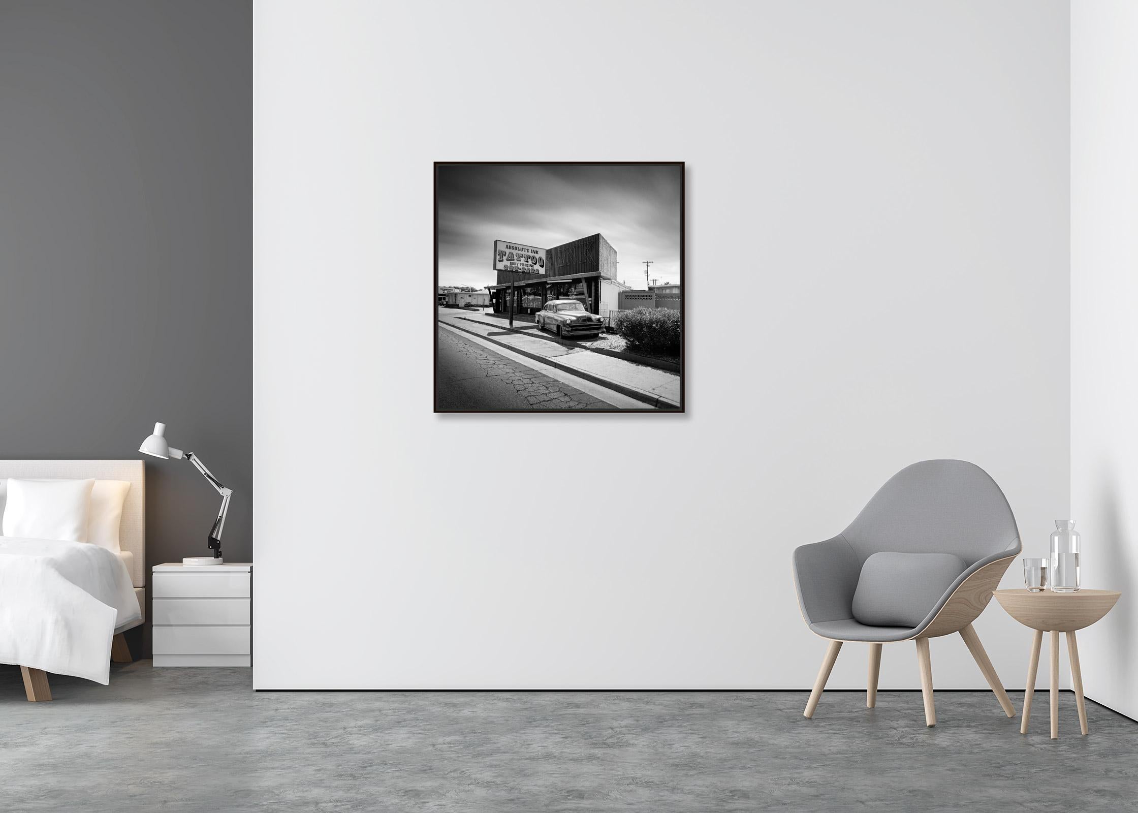 Absolute Ink Tattoo, Las Vegas, USA, Fotografie in limitierter Auflage, Landschaft (Zeitgenössisch), Photograph, von Gerald Berghammer