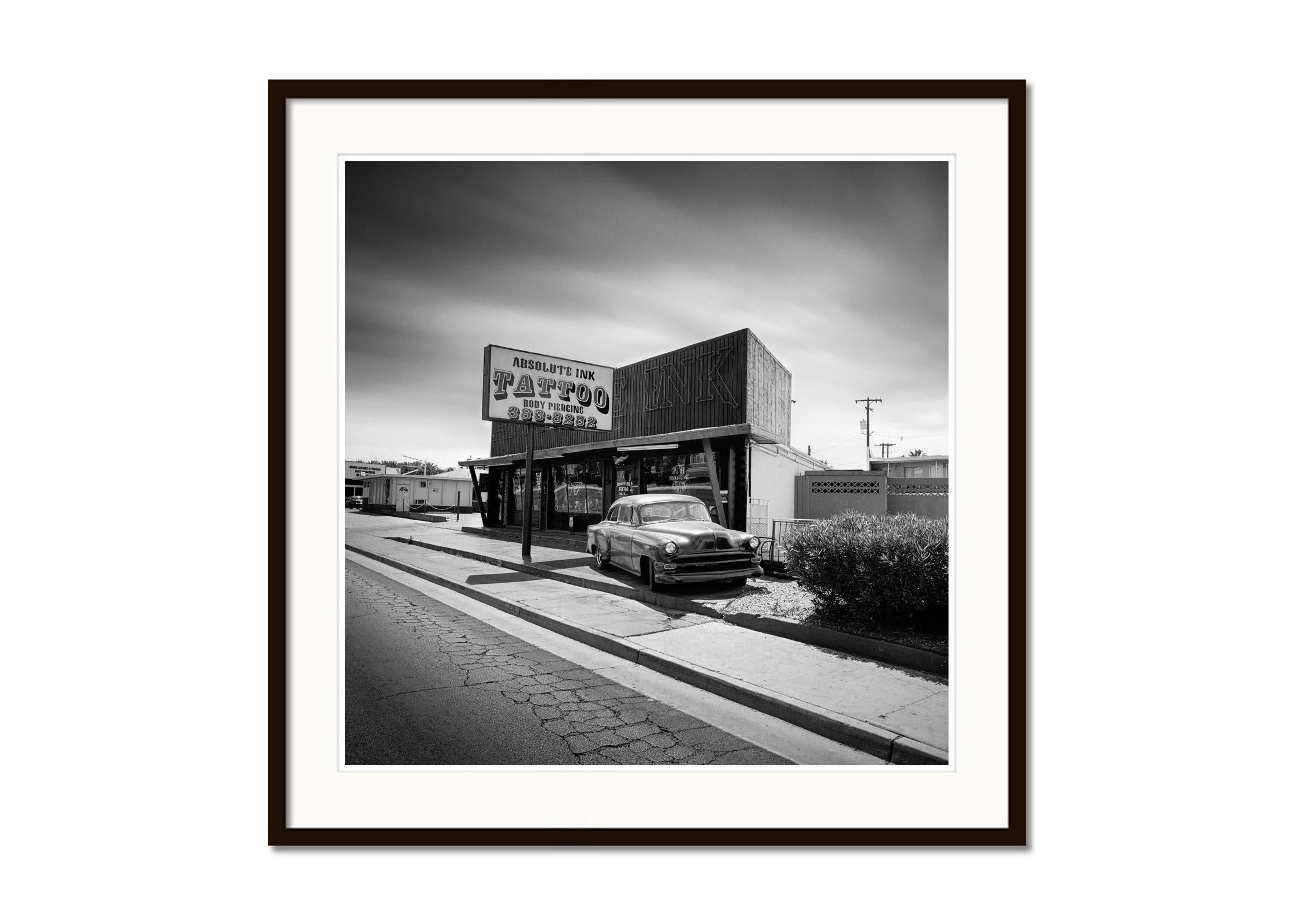 Absolute Ink Tattoo, Las Vegas, USA, Fotografie in limitierter Auflage, Landschaft (Grau), Landscape Photograph, von Gerald Berghammer