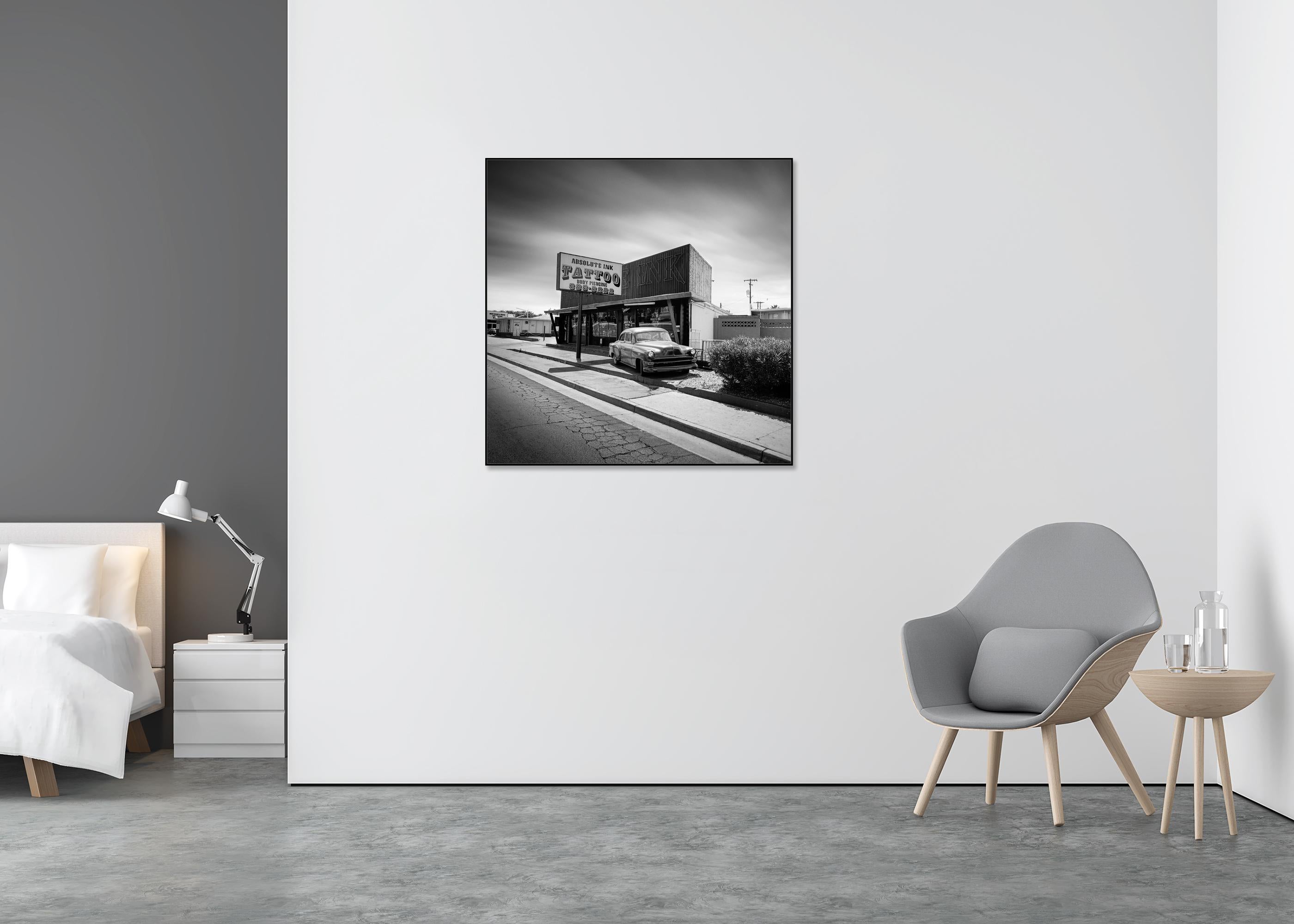 Absolute Ink Tattoo, Las Vegas, États-Unis, photographie en édition limitée, paysage - Gris Landscape Photograph par Gerald Berghammer