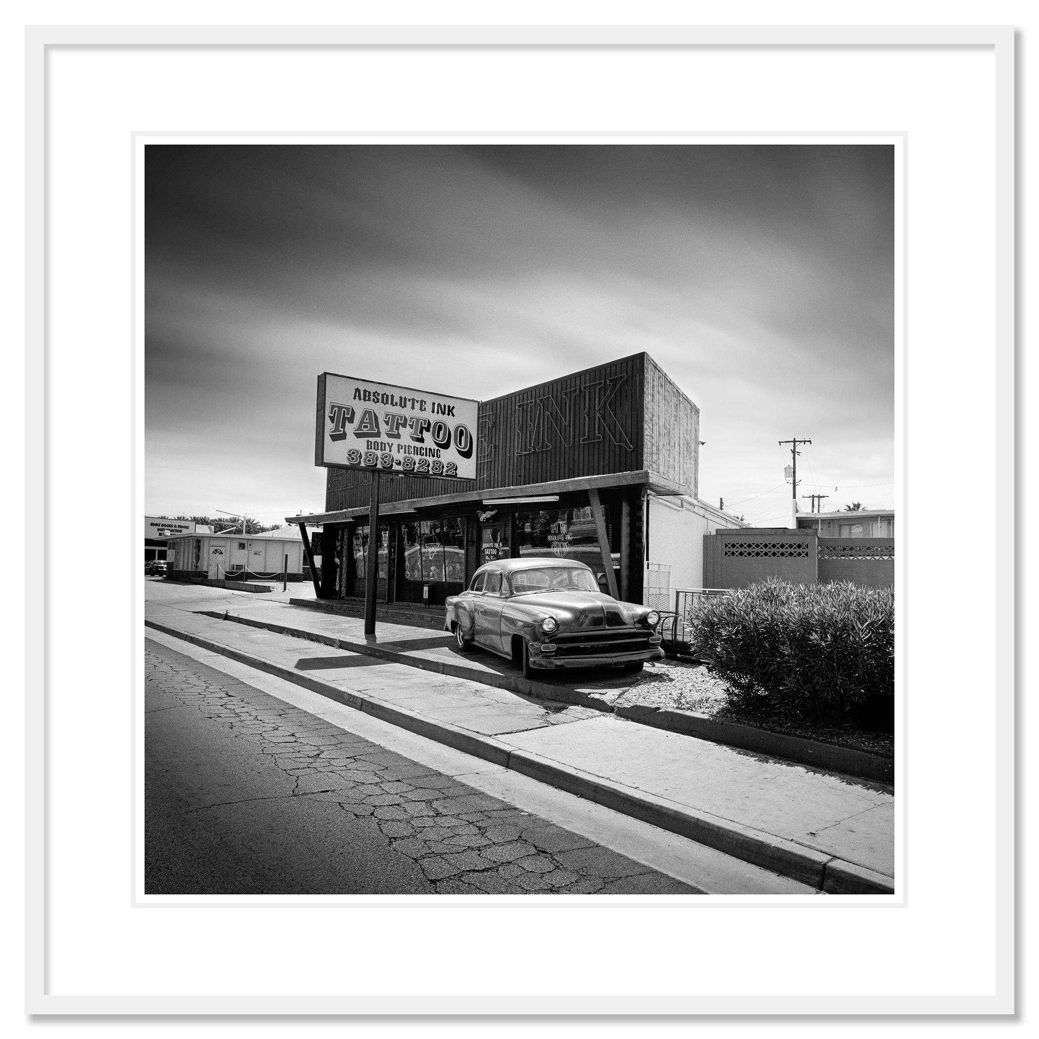 Photographie de paysage en noir et blanc. Absolute Ink Tattoo avec voiture classique us à Las Vegas, Nevada, USA. Tirage à l'encre pigmentaire d'archives faisant partie d'une édition limitée à 9 exemplaires. Tous les tirages de Gerald Berghammer