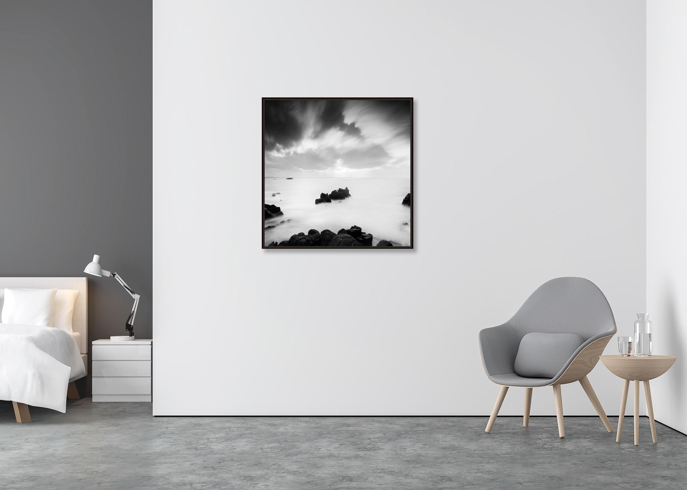 Nach dem Regenbogen Frankreich Schwarz-Schwarz-Weiß-Fotografie Langzeitbelichtungskunst-Landschaft (Zeitgenössisch), Photograph, von Gerald Berghammer