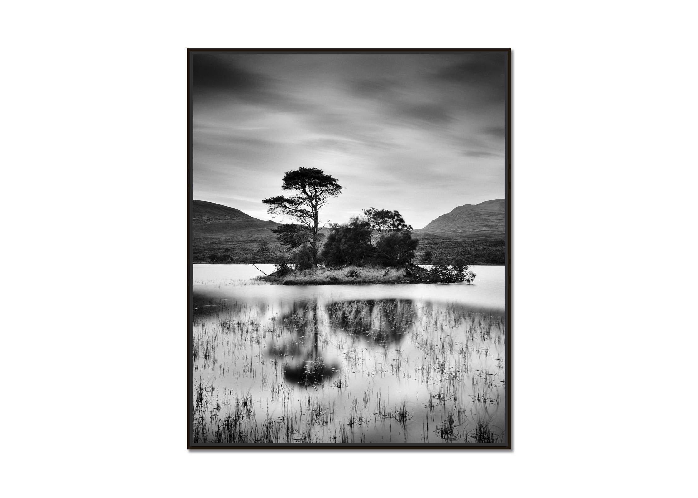 Nach dem Sonnenuntergang, Baum, Insel, Schottland, Schwarz-Weiß-Landschaftsfotografie – Photograph von Gerald Berghammer