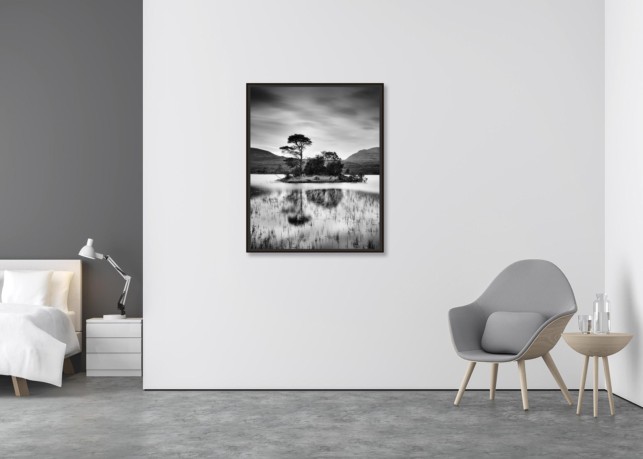 Nach dem Sonnenuntergang, Baum, Insel, Schottland, Schwarz-Weiß-Landschaftsfotografie (Zeitgenössisch), Photograph, von Gerald Berghammer