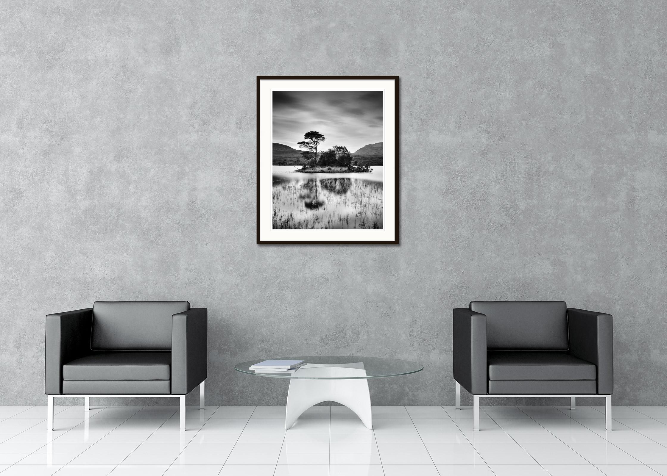 Schwarz-Weiß-Fotografie mit Langzeitbelichtung von Meereslandschaften - Landschaftsfotografie. Insel mit Bäumen auf einem kleinen Bergsee in den schottischen Highlands bei Sonnenuntergang. Pigmenttintendruck, Auflage: 15 Stück. Signiert, betitelt,