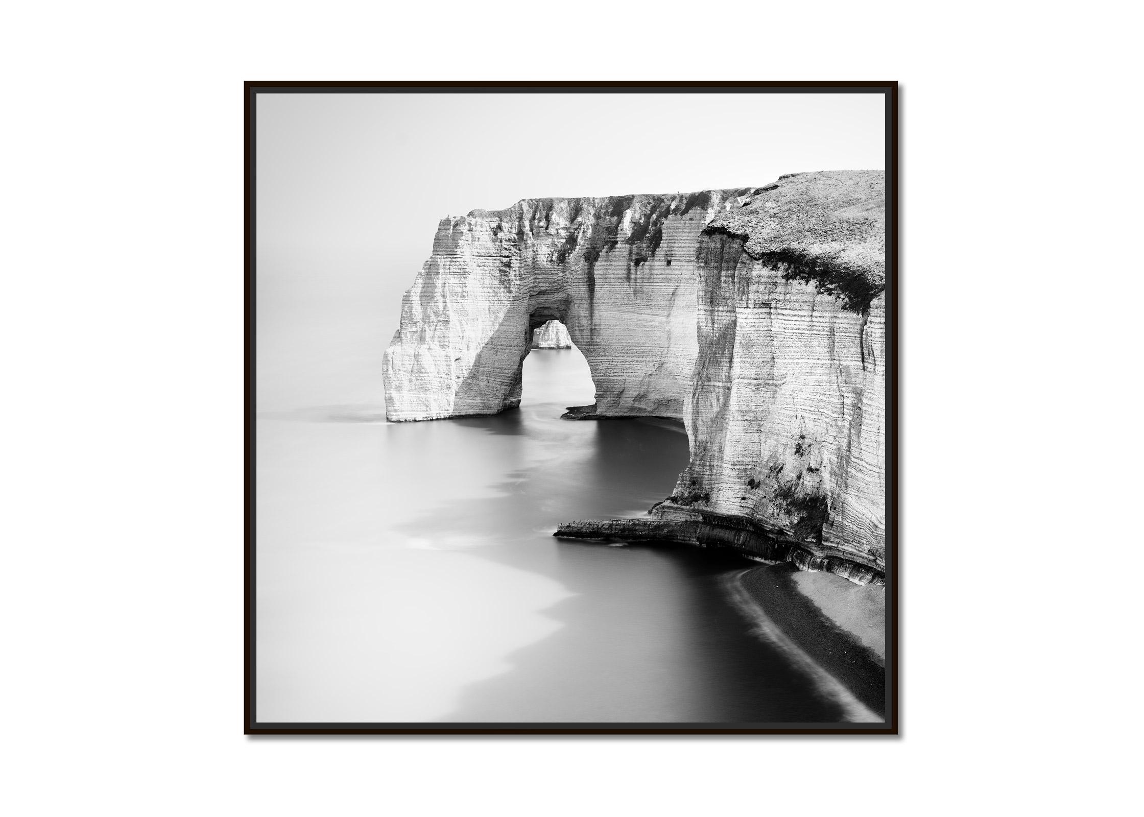 Alabasterküste, Etretat, Frankreich, Langzeitbelichtung, Landschaftsfotografie der bildenden Kunst – Print von Gerald Berghammer
