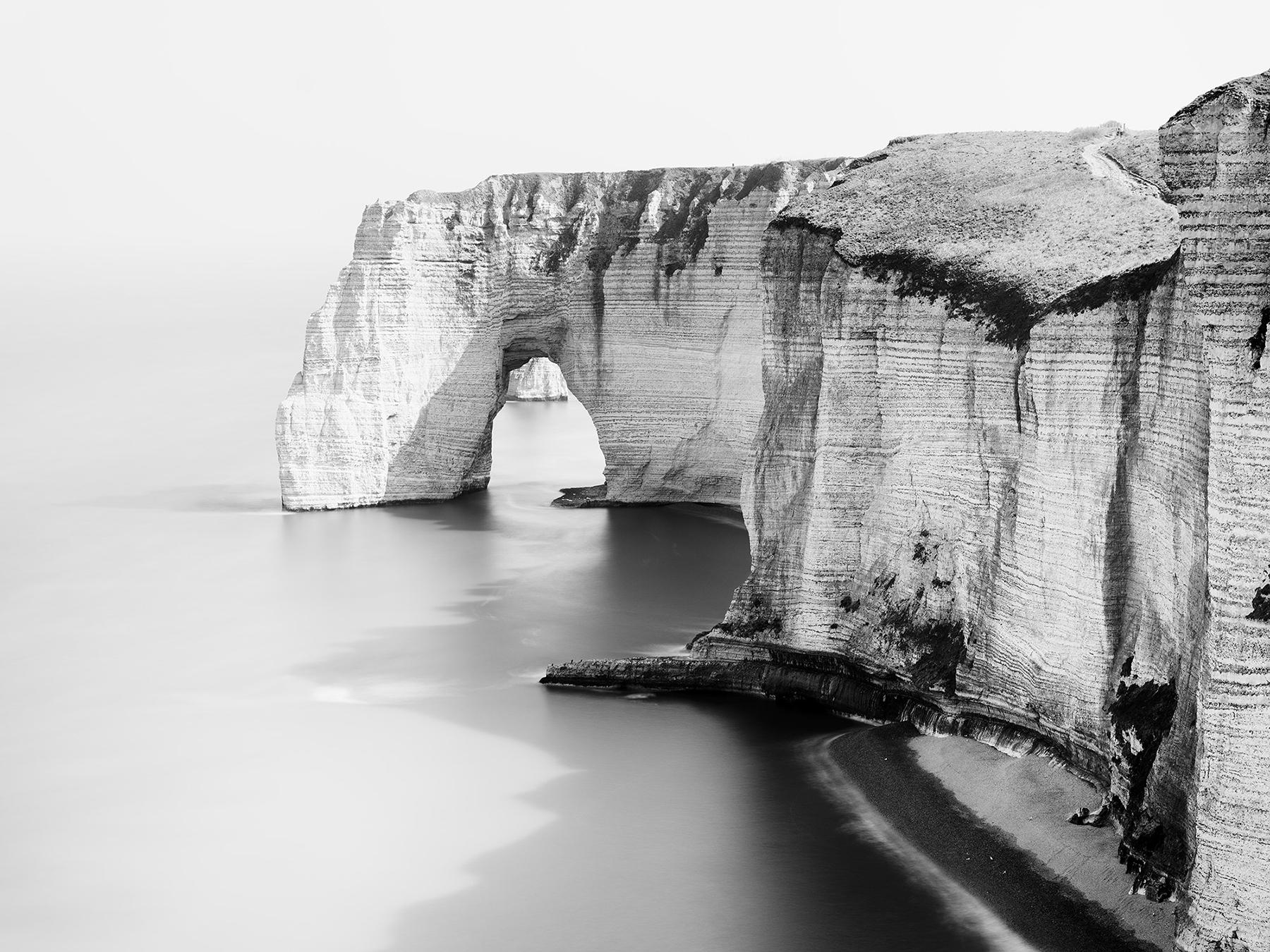 Gerald Berghammer Black and White Photograph – Alabasterküste, Cliffs, Atlantic Ocean, Etretat, Frankreich, Schwarz-Weiß-Foto