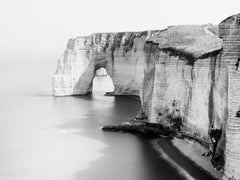 Costa de Alabastro, Étretat – Fotografía en blanco y negro de un paisaje marino, edición limitada
