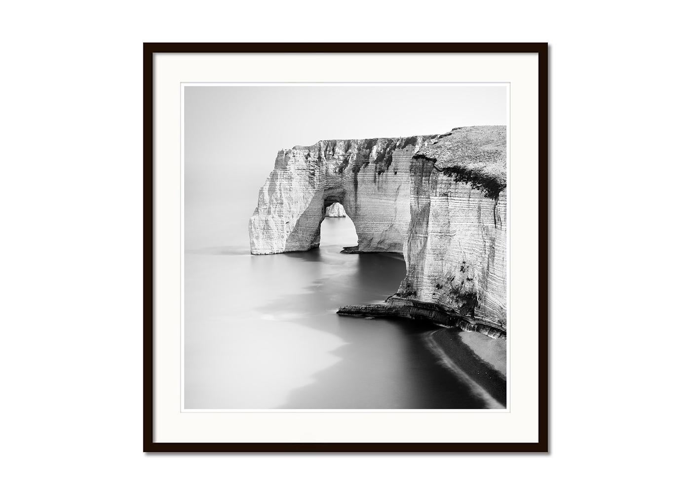 Alabasterküste, Etretat, Langzeitbelichtungsfotografie, Meereslandschaft in limitierter Auflage (Grau), Landscape Photograph, von Gerald Berghammer