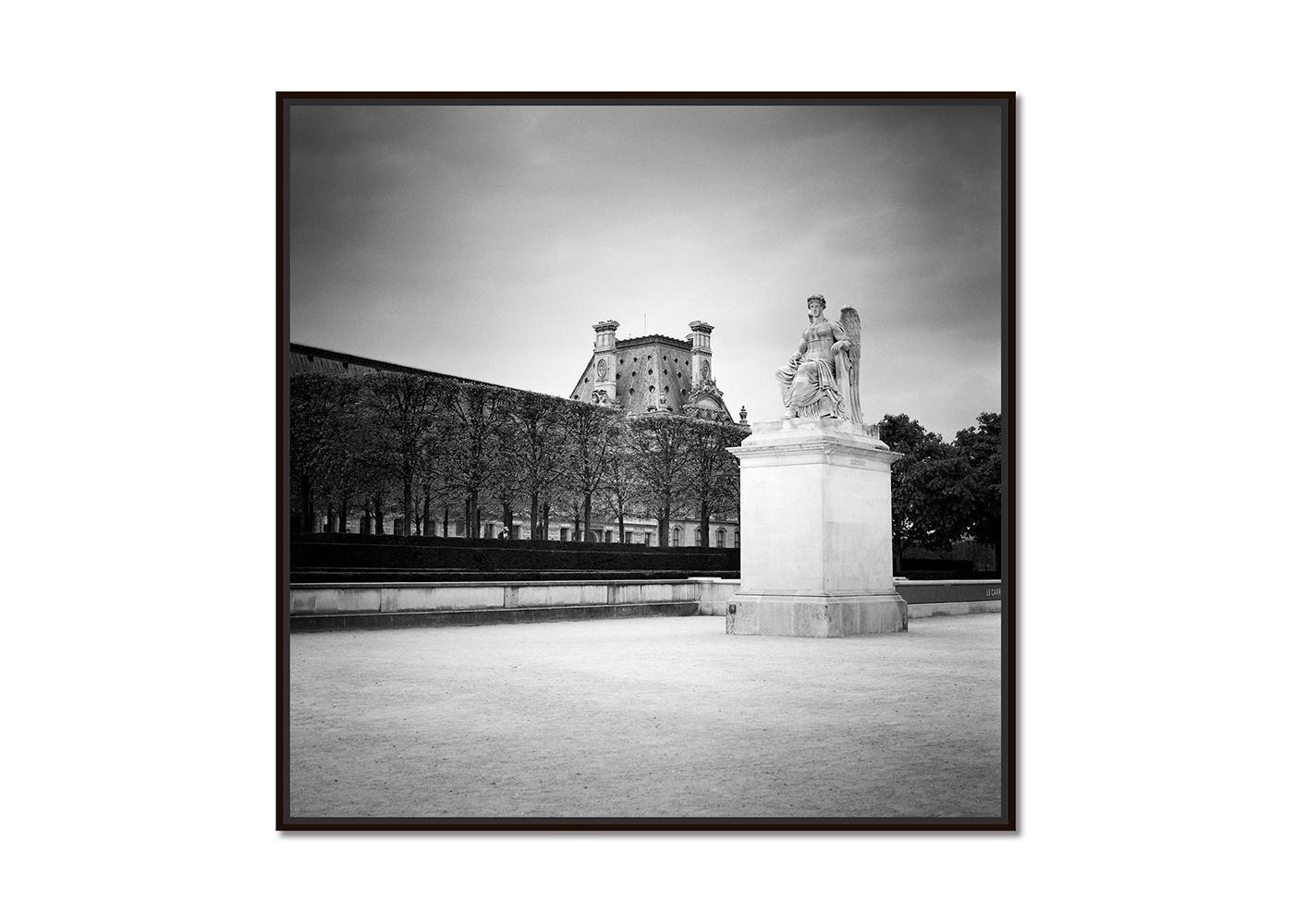 Angel Statue des Engels, Arc de Triomphe du Carrousel, Paris, Schwarz-Weiß-Fotografie – Photograph von Gerald Berghammer