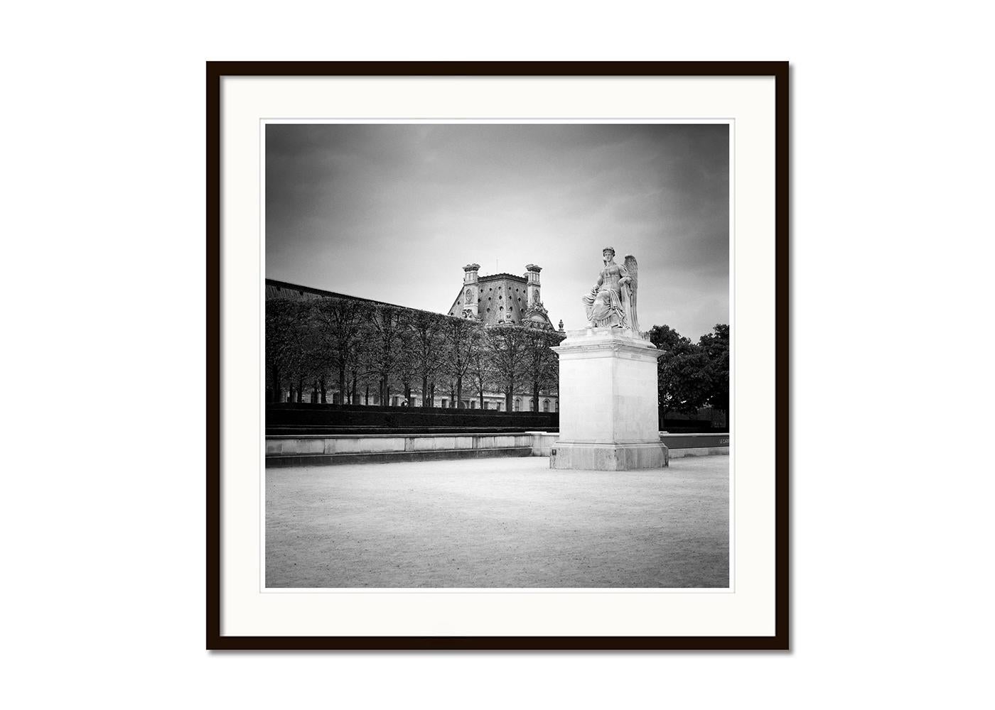 Angel Statue des Engels, Arc de Triomphe du Carrousel, Paris, Schwarz-Weiß-Fotografie (Grau), Landscape Photograph, von Gerald Berghammer