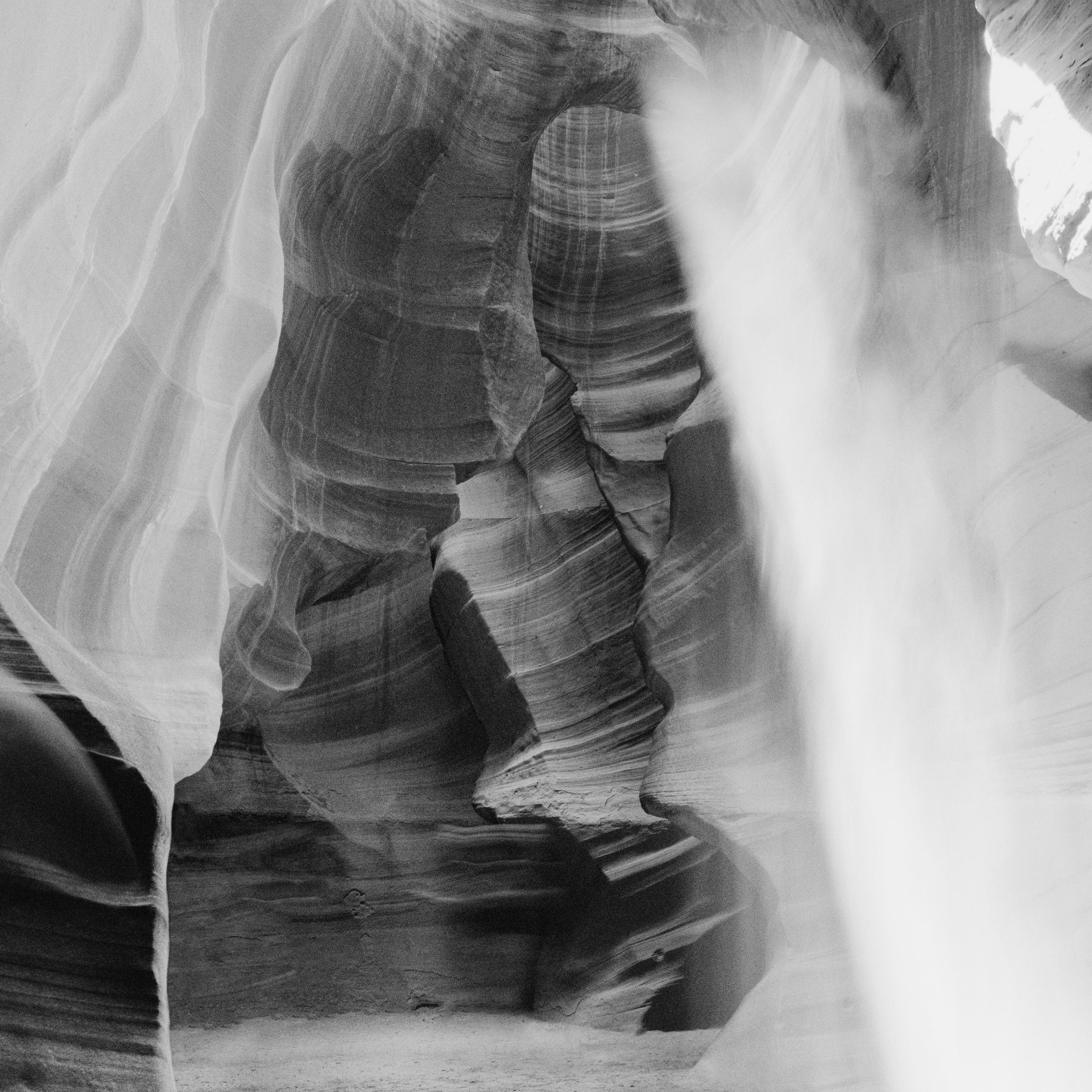 Antelope Canyon, Arizona, USA,  Schwarz-Weiß-Fotografie, Kunstlandschaft im Angebot 3