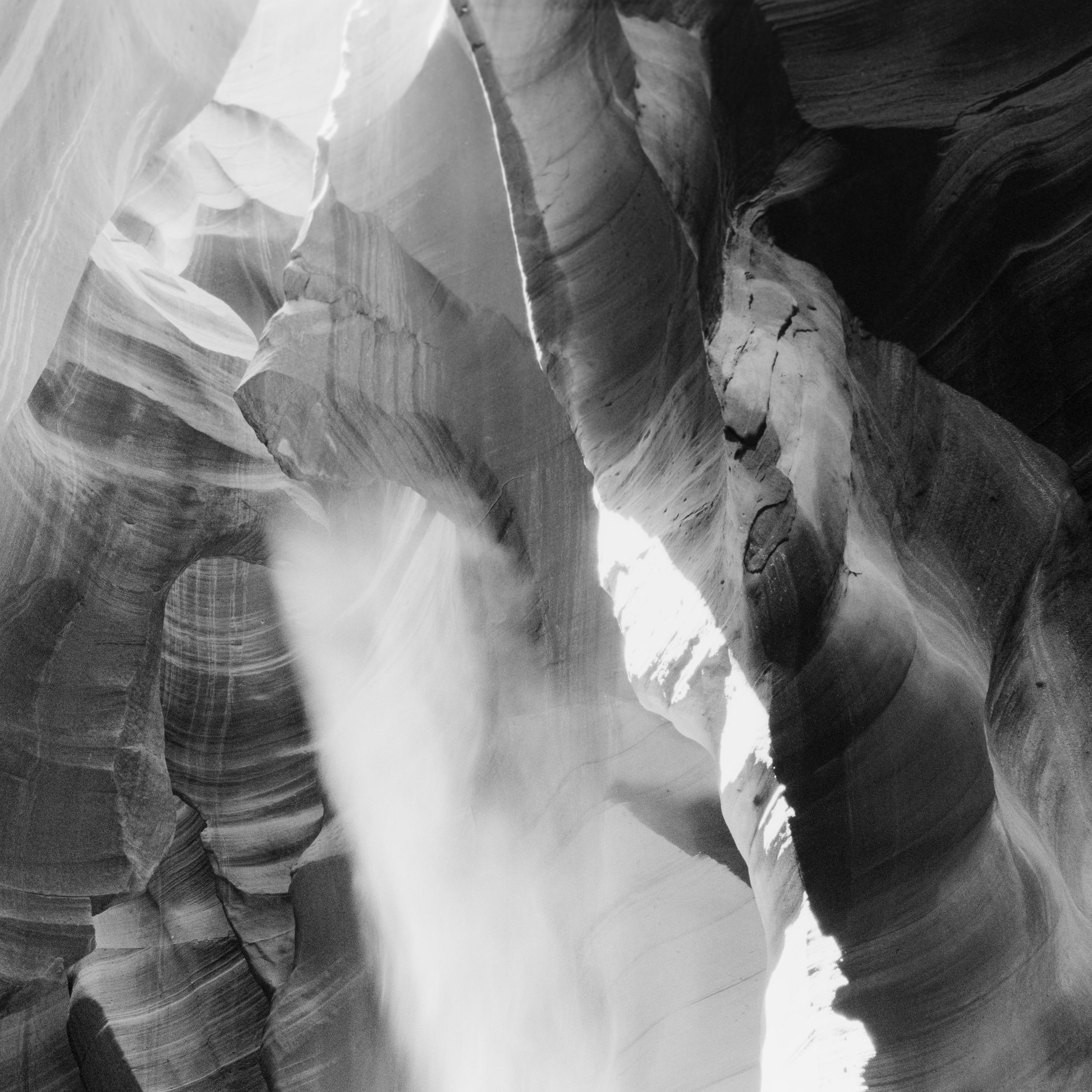 Antelope Canyon, Arizona, USA,  Schwarz-Weiß-Fotografie, Kunstlandschaft im Angebot 4