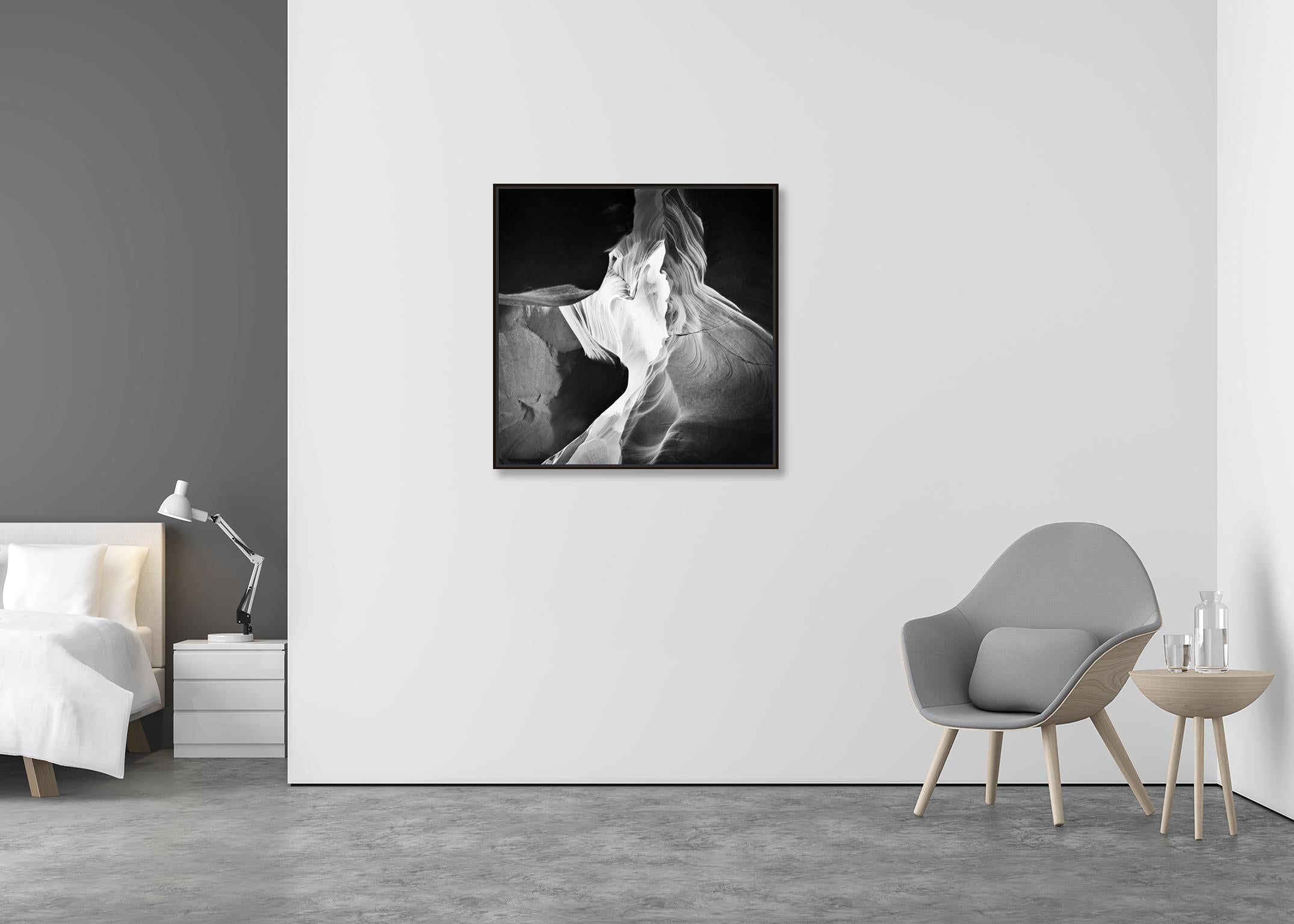 Antelope Canyon, Arizona, EE.UU., fotografía en blanco y negro, paisaje medio - Photograph Abstracto de Gerald Berghammer