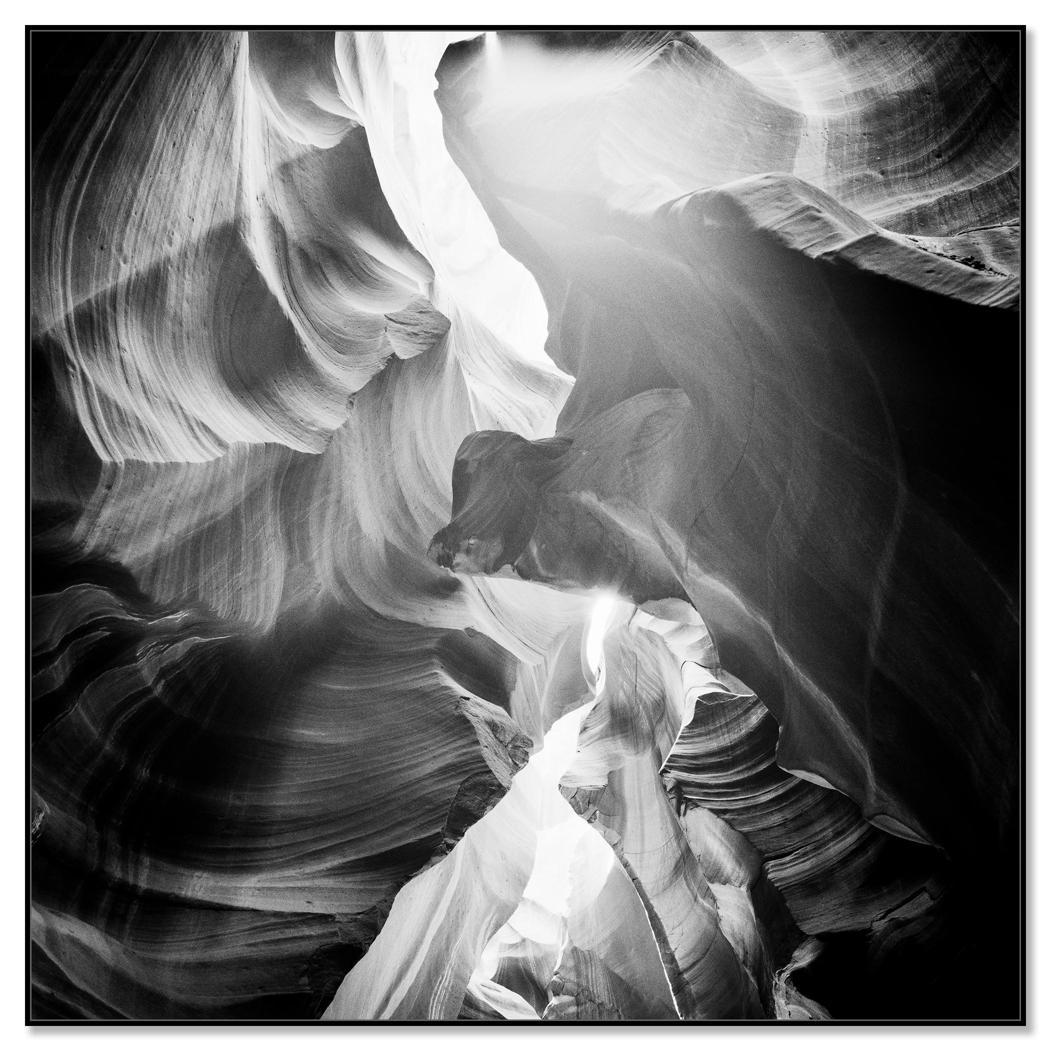 Désert d'Antelope Canyon, États-Unis, abstrait, photographie en noir et blanc, paysage - Contemporain Photograph par Gerald Berghammer