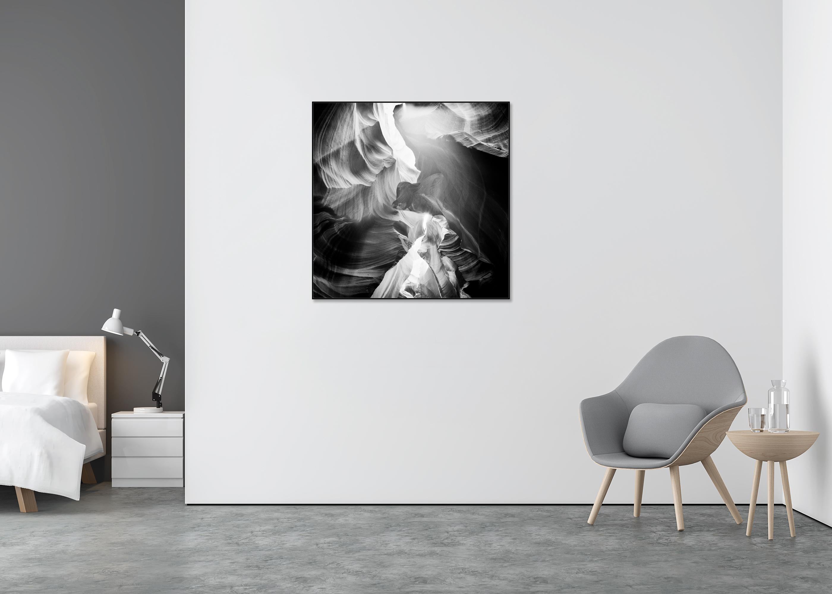 Désert d'Antelope Canyon, États-Unis, abstrait, photographie en noir et blanc, paysage - Noir Landscape Photograph par Gerald Berghammer