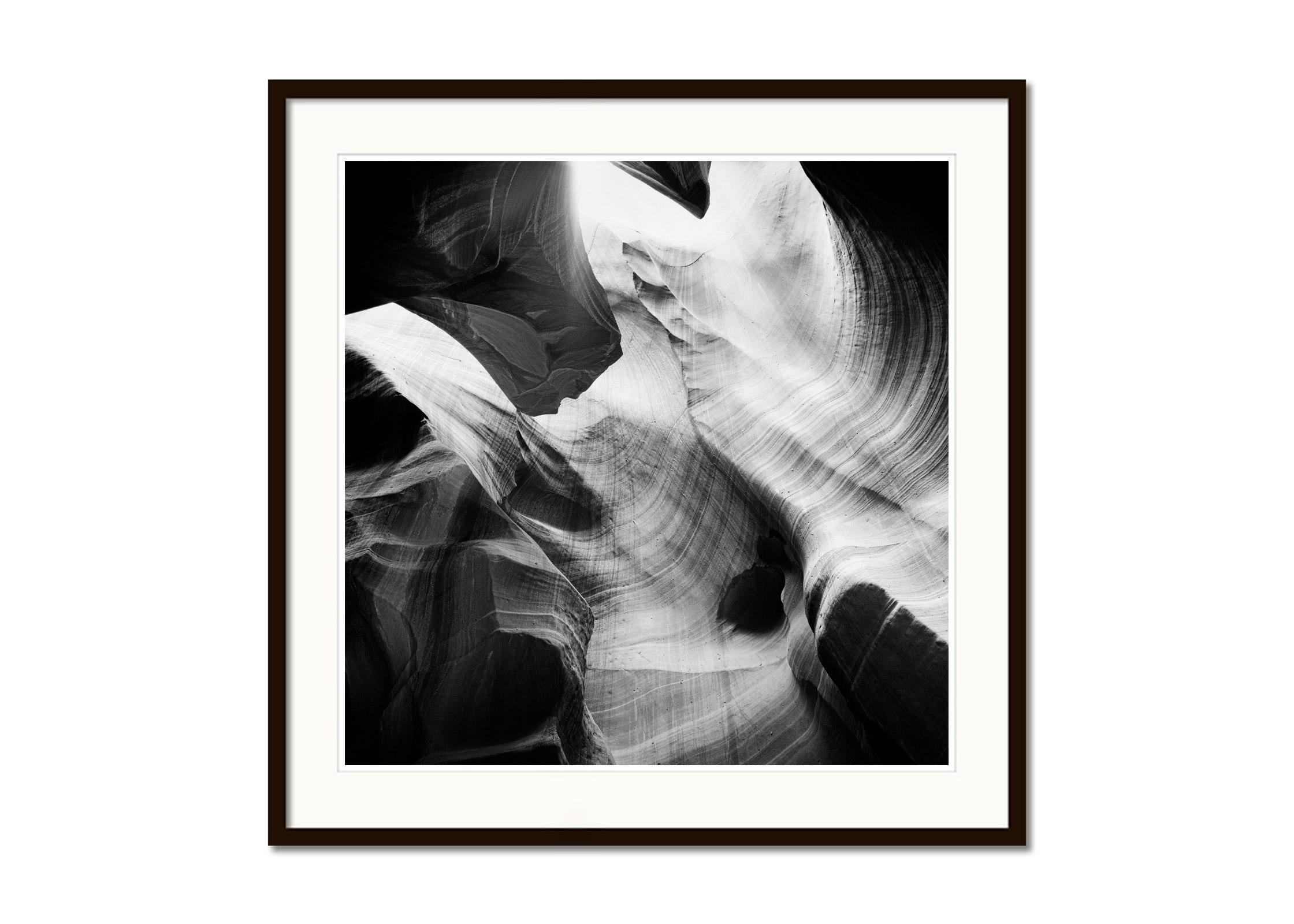 Schwarz-Weiß-Fotografie von Landschaften. Detail der Sandsteinformation Antelope Canyon, Page, Arizona, USA. Pigmenttintendruck in einer limitierten Auflage von 9 Exemplaren. Alle Drucke von Gerald Berghammer werden auf Bestellung in limitierter